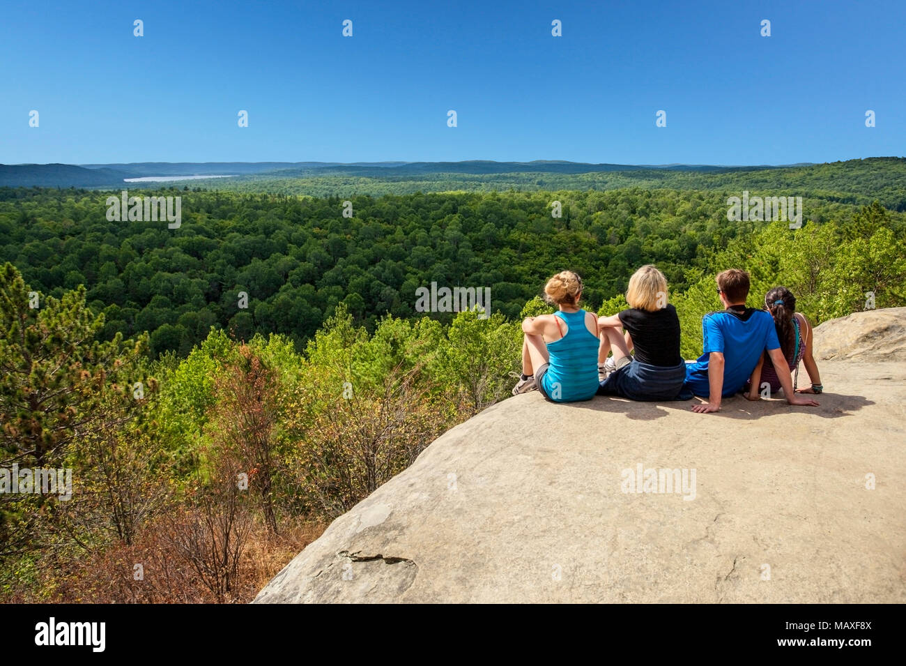 Wanderer sitzen und die Aussicht genießen, Algonquin Provincial Park, Ontario, Kanada Der Suche Bereich ist eine Leiste aus Rock, 300-400 Meter lang, glatt poliert b Stockfoto