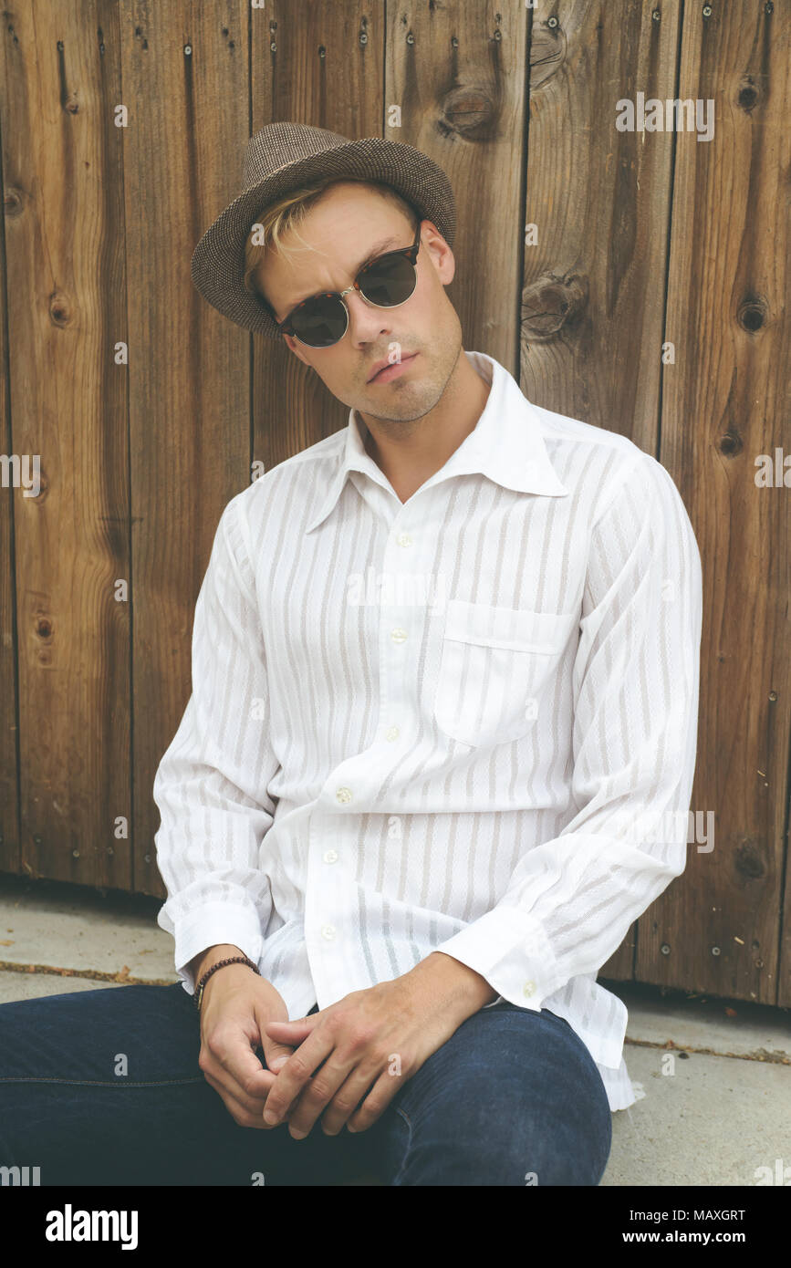 Ein kaukasischer Mann, männliche model posing tragen Männer 70s Vintage Shirt, einen Men's Vintage Mode redaktionelle Konzept. Stockfoto