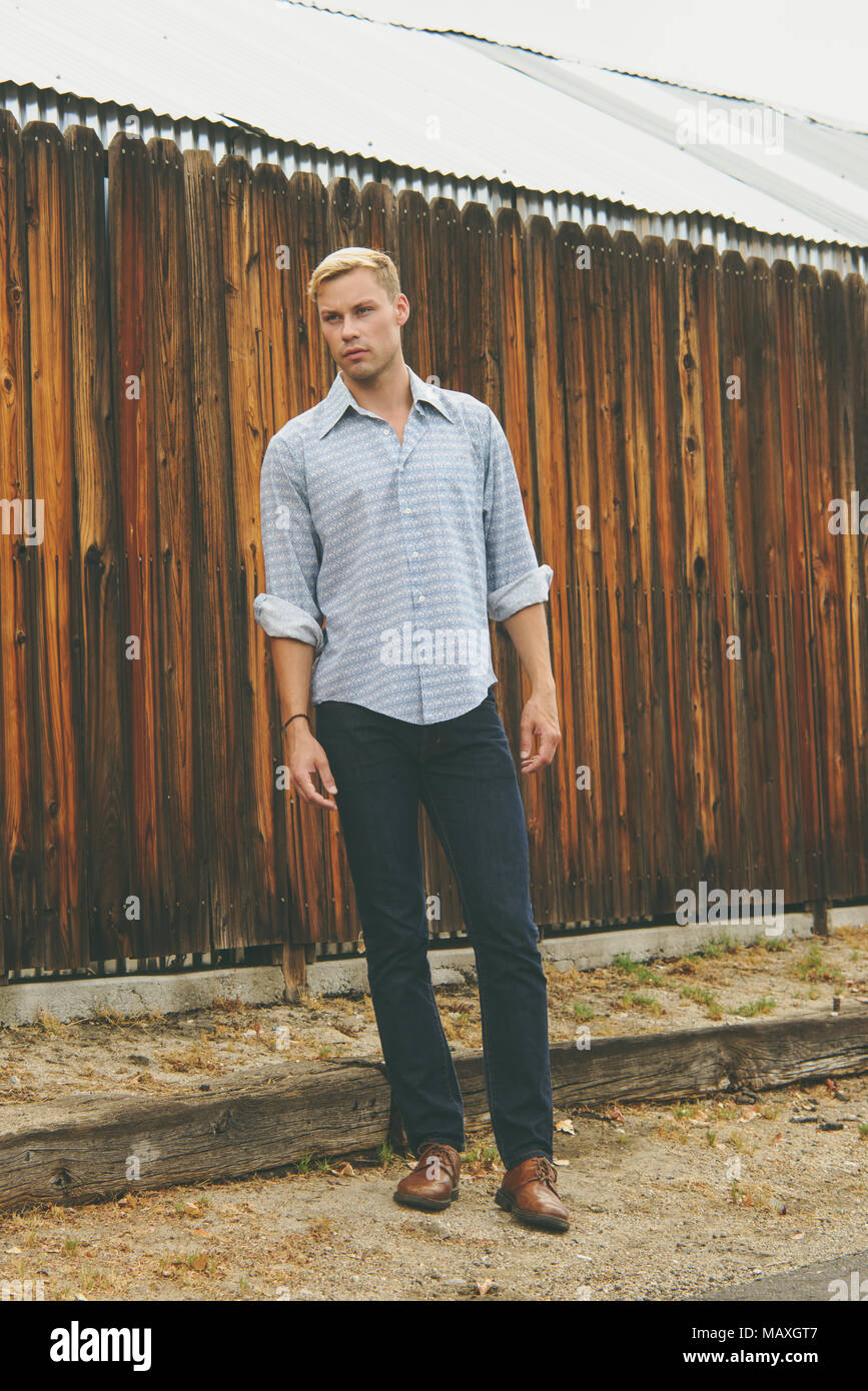 Ein kaukasischer Mann, männliche model posing, stehen, tragen Männer 70s Vintage Shirt, einen Men's Vintage Mode redaktionelle Konzept. Stockfoto