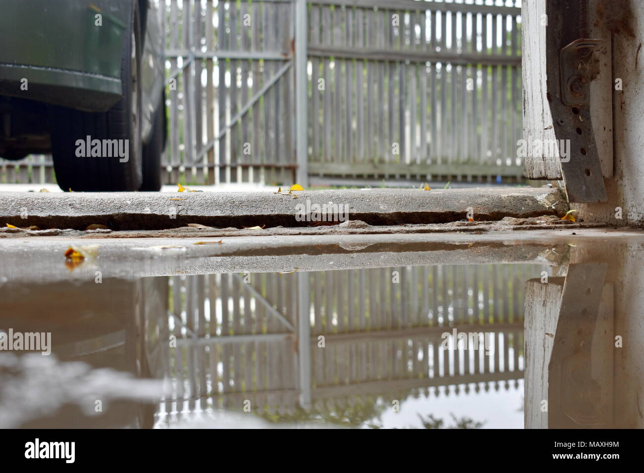 Reflexionen in einer Pfütze. Stockfoto