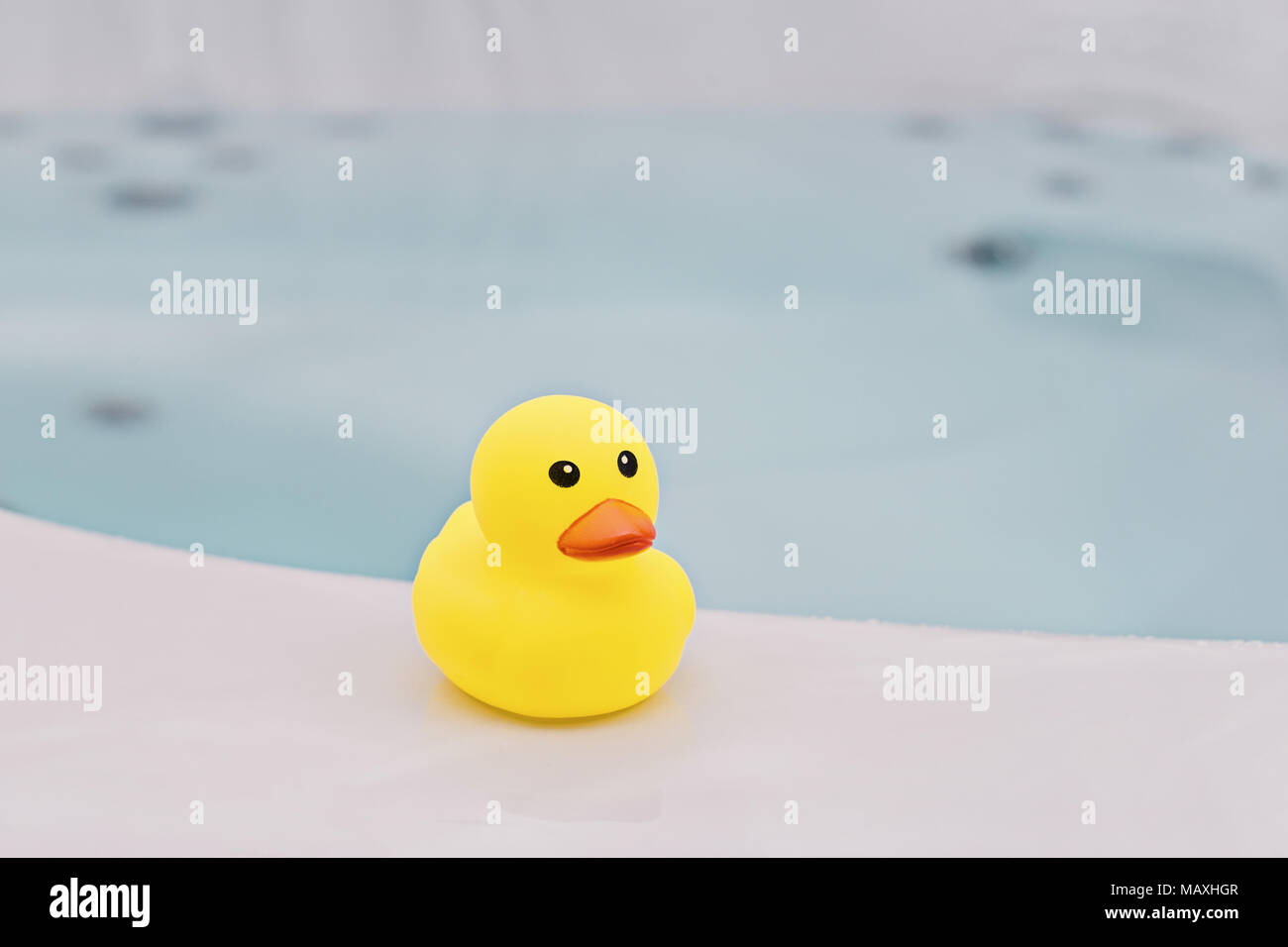 Kleine gelbe Gummiente in Bad Hintergrund. Bath time Konzept Stockfoto