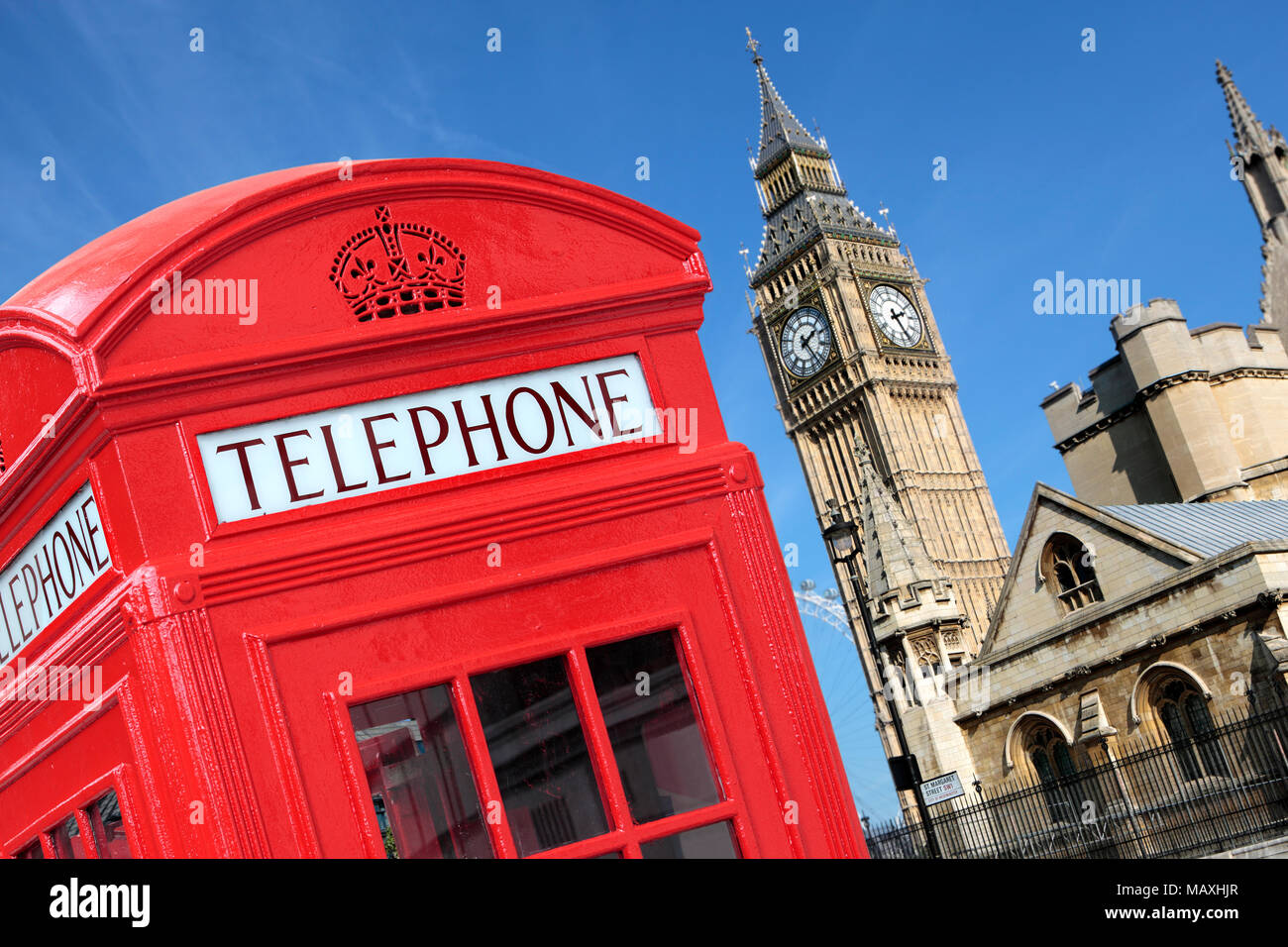 London traditionelle rote Telefonzelle mit Big Ben im Hintergrund. Stockfoto