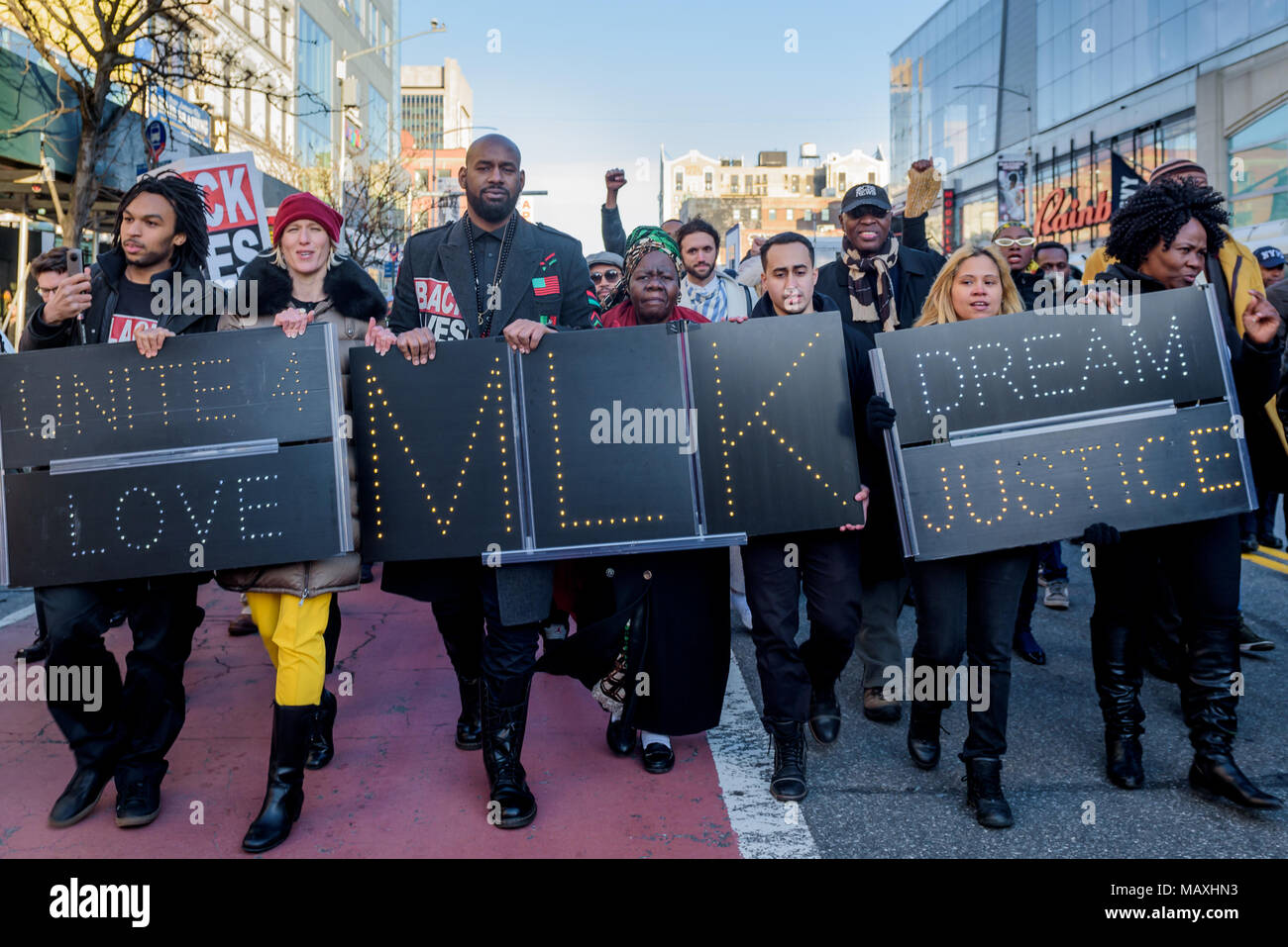 New York, Vereinigte Staaten. 04 Apr, 2018. Ehrfurcht zu halten und das Leben von Pfr. Dr. Martin Luther King Jr zum 50. Jahrestag seiner Ermordung feiern, Schwarz Leben Angelegenheit mehr NY, unter anderen Bürgerrechtsorganisationen und New Yorker, auf einem Spaziergang durch Harlem als renommierte Politiker, Künstler und Aktivisten, ihre Talente zu teilen und zusammen die Einheit feiern, dass Dr. König der ganzen Welt katalysierten teilgenommen. Credit: Erik McGregor/Pacific Press/Alamy leben Nachrichten Stockfoto