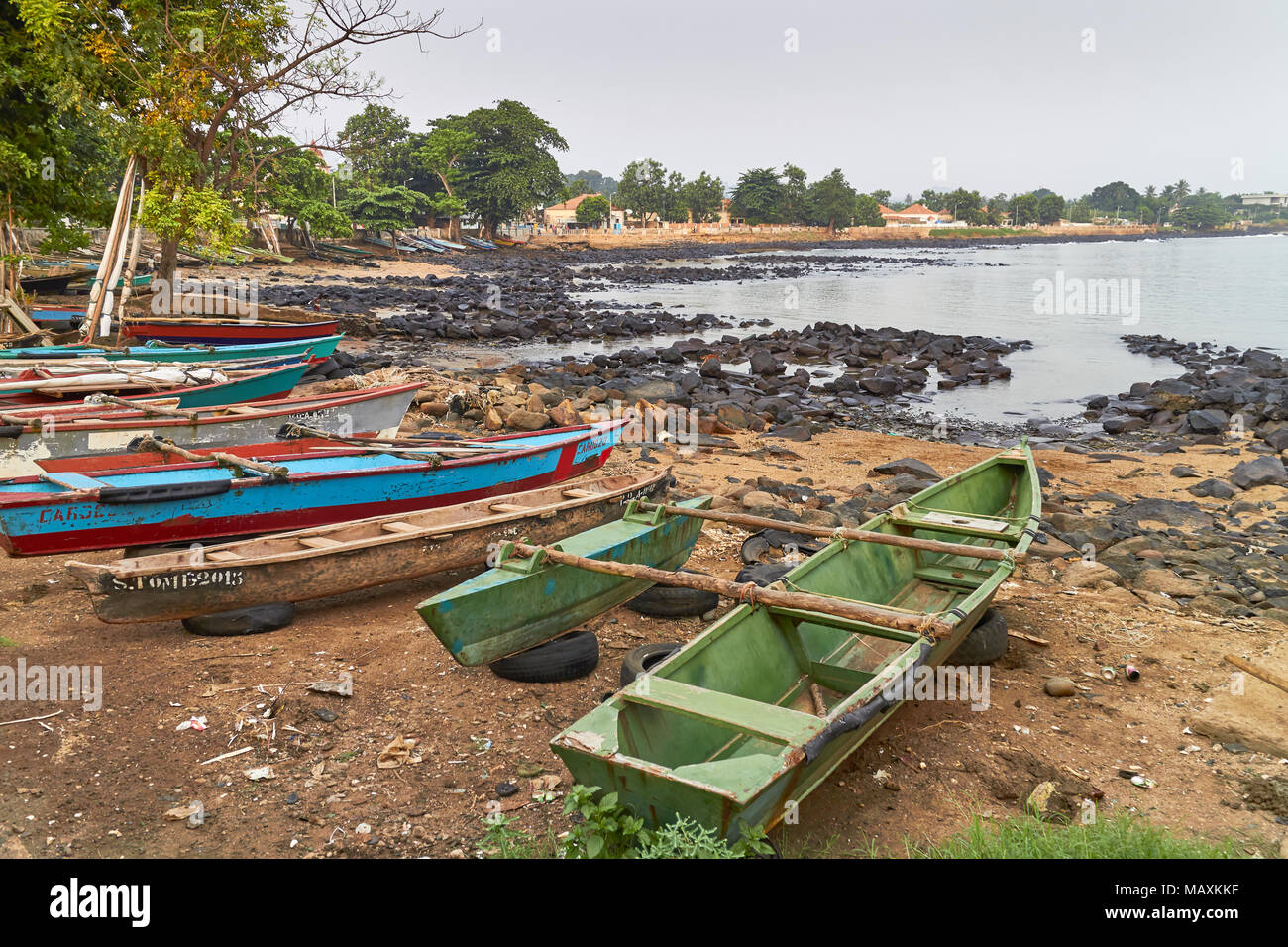 Die bunten hölzernen Angeln Kanus dieses Fischerdorf in Sao Tome am Strand liegen in der Morgendämmerung, bereit für den Einsatz als das Licht des Tages. Stockfoto