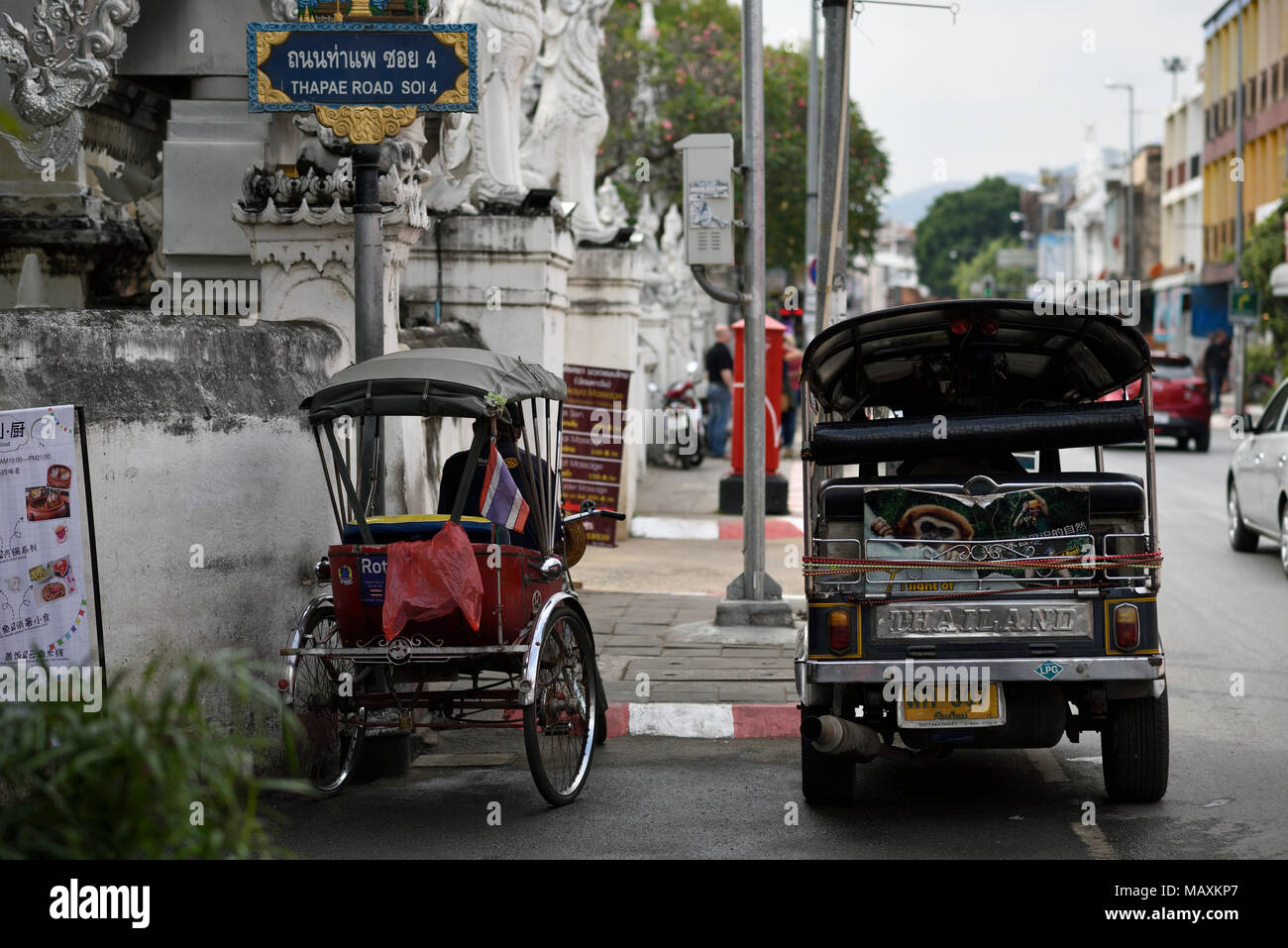 Auto und Cycle rickshaw am Straßenrand, Chiang Mai, Thailand Stockfoto