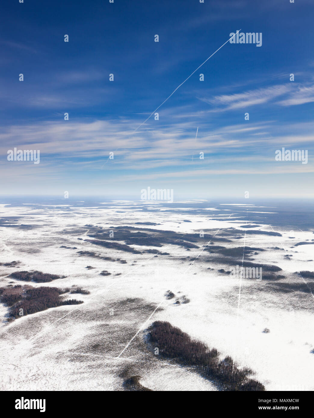 Seismischen Profilen in Westsibirien im Winter. Die Flugzeuge verlassen eine Inversion Weg hoch in den blauen Himmel. Stockfoto