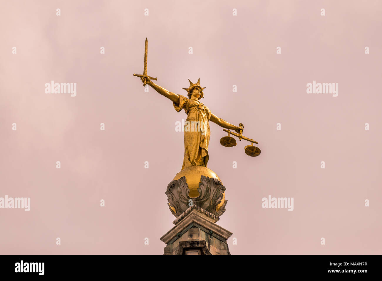 Lady Statue der Muttergottes Gerechtigkeit auf dem Old Bailey Statue, London, UK Stockfoto