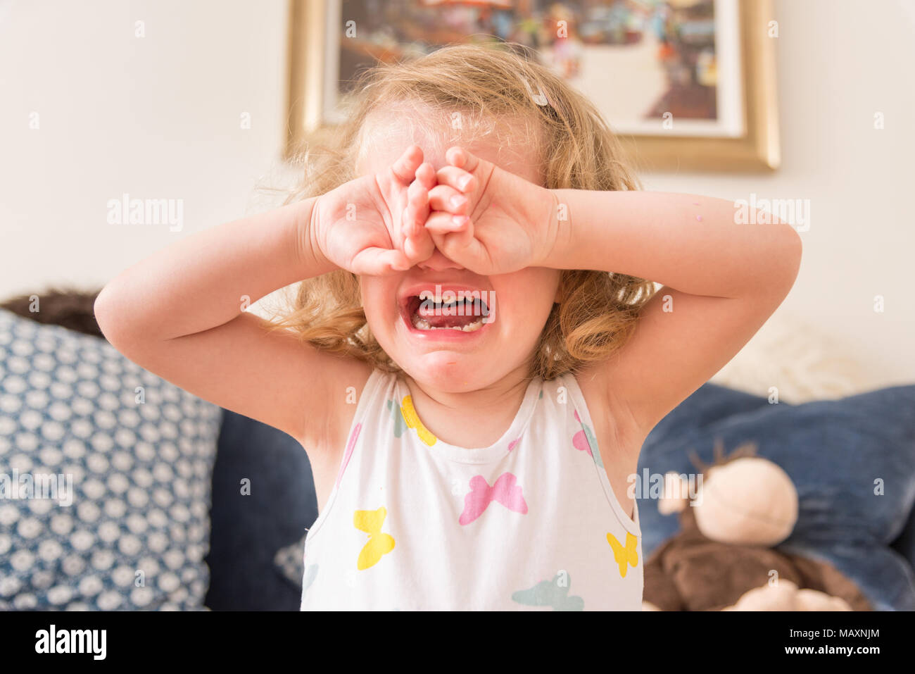 Drei Jahre altes Kind umgekippt und Weinen, Großbritannien Stockfoto