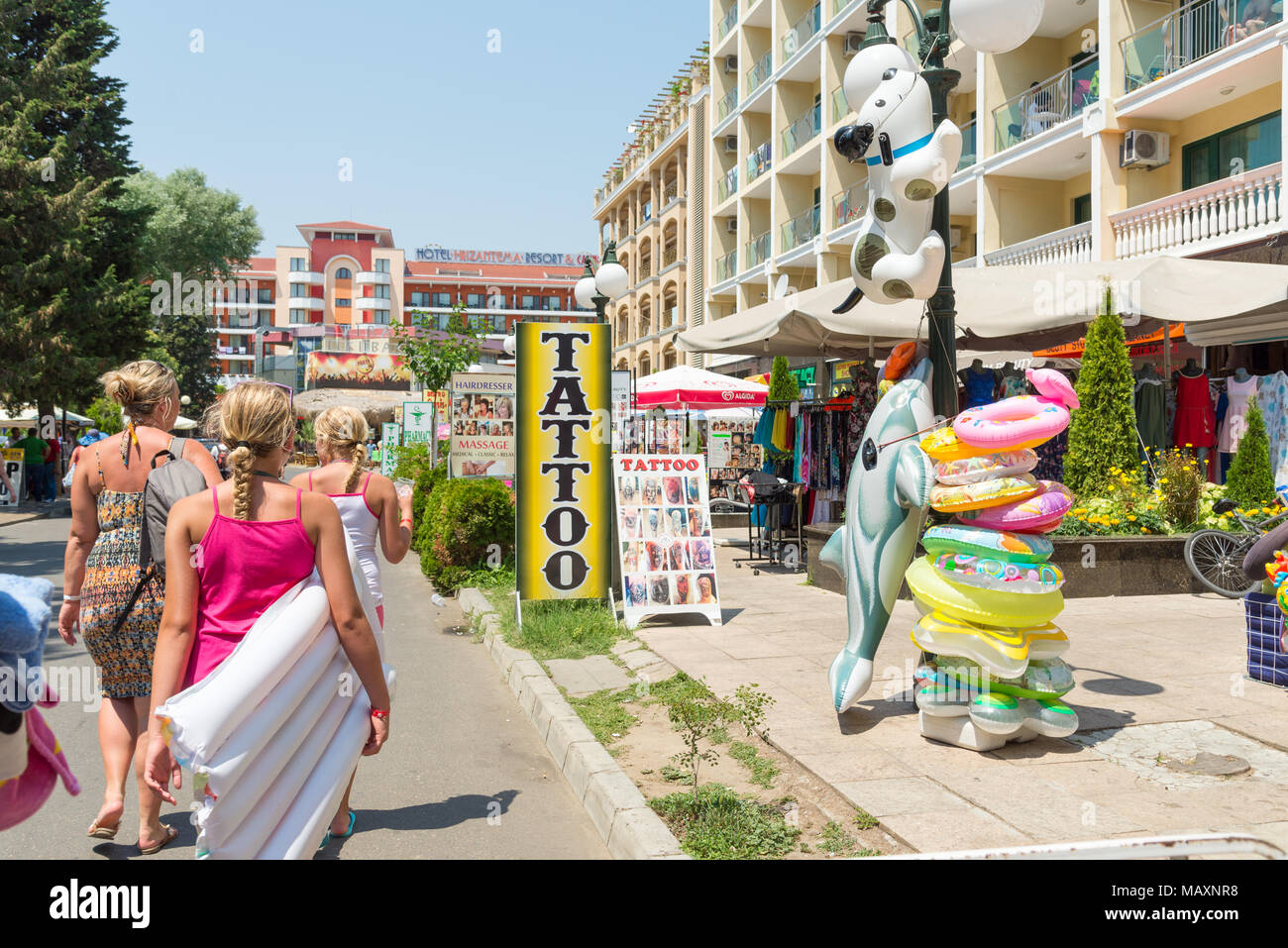 Geschäfte und Tätowierungwohnzimmer in Sonnenstrand, Bulgarien Stockfoto