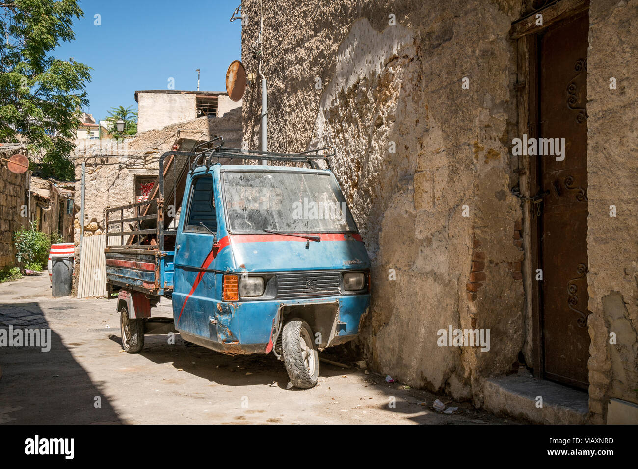 Einen alten blauen Piaggio Ape mit schmutzigen Frontscheibe und fehlt es Wischerblatt, auf den Straßen von Palermo in Sizilien, Italien geparkt. Stockfoto
