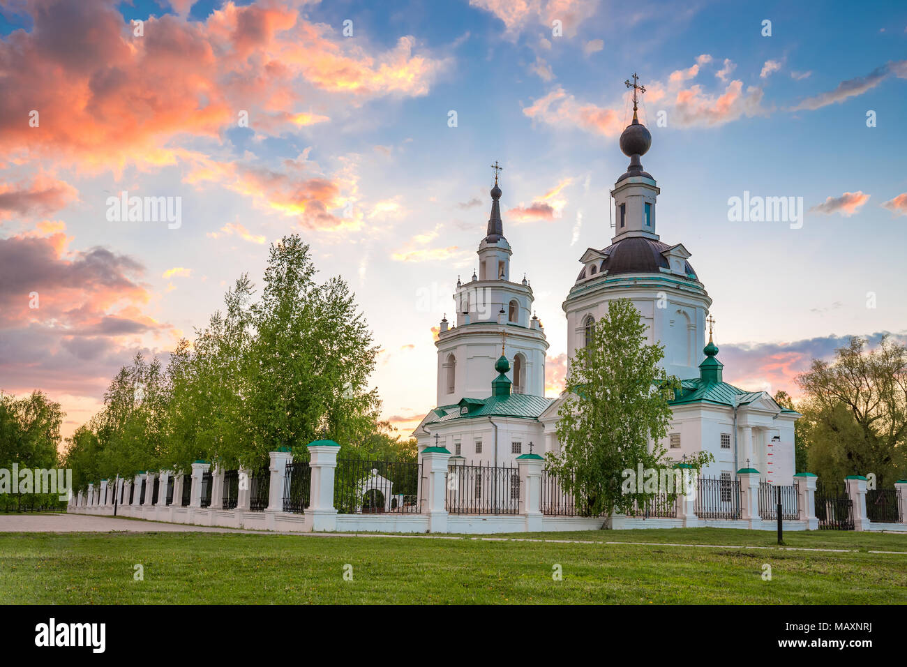 Wolken über russische orthodoxe Kirche bei Sonnenuntergang. Bolshoe Boldino, Russland Stockfoto