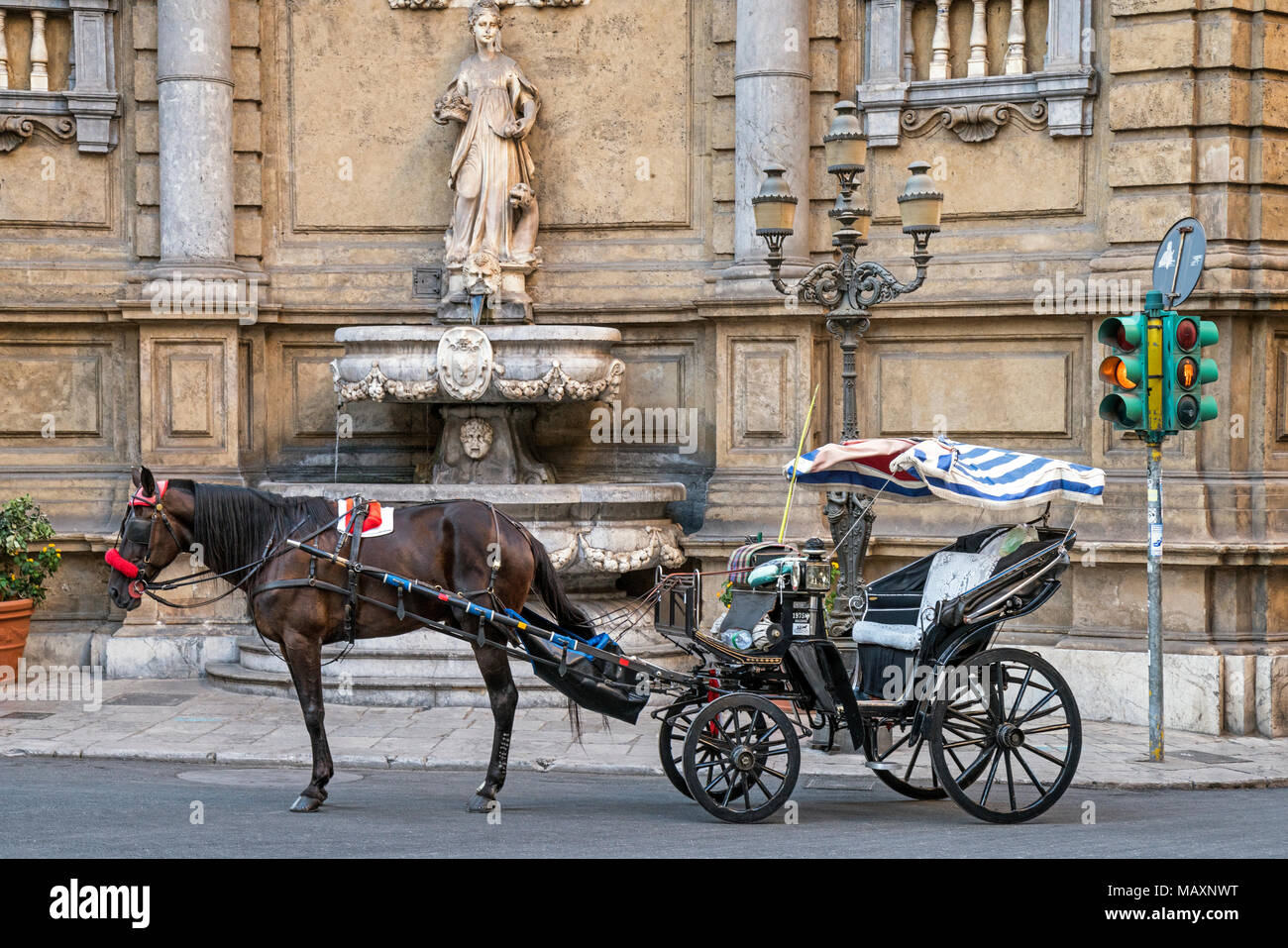 Ein Pferd und Wagen an der Quattro Canti in Palermo, Sizilien. Stockfoto