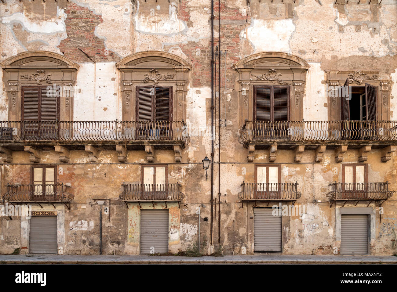 Die Fassade eines Gebäudes in Palermo, Sizilien, Italien. Komplizierte detaillierte Architektur und Gips Rendering, die über die Zeit der Entdeckung der b überstanden hat Stockfoto