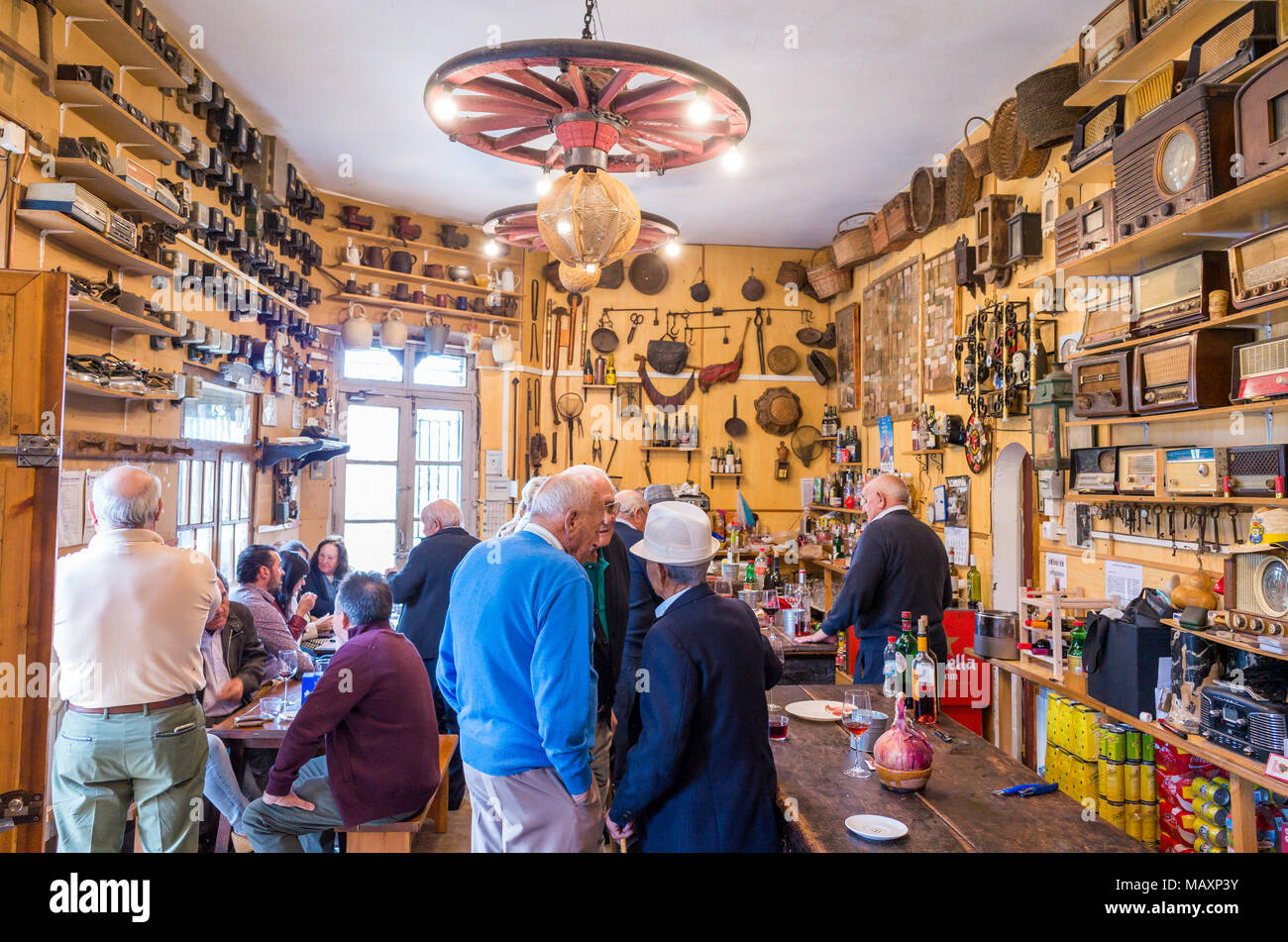 Innere der Bar in einem Dorf in Kastilien und Le-n, Spanien Stockfoto