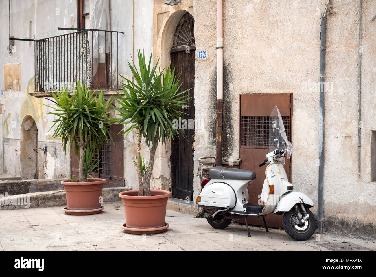 Eine alte weiße Vespa Roller außerhalb eine Wohnung in Palermo Sizilien. Stockfoto
