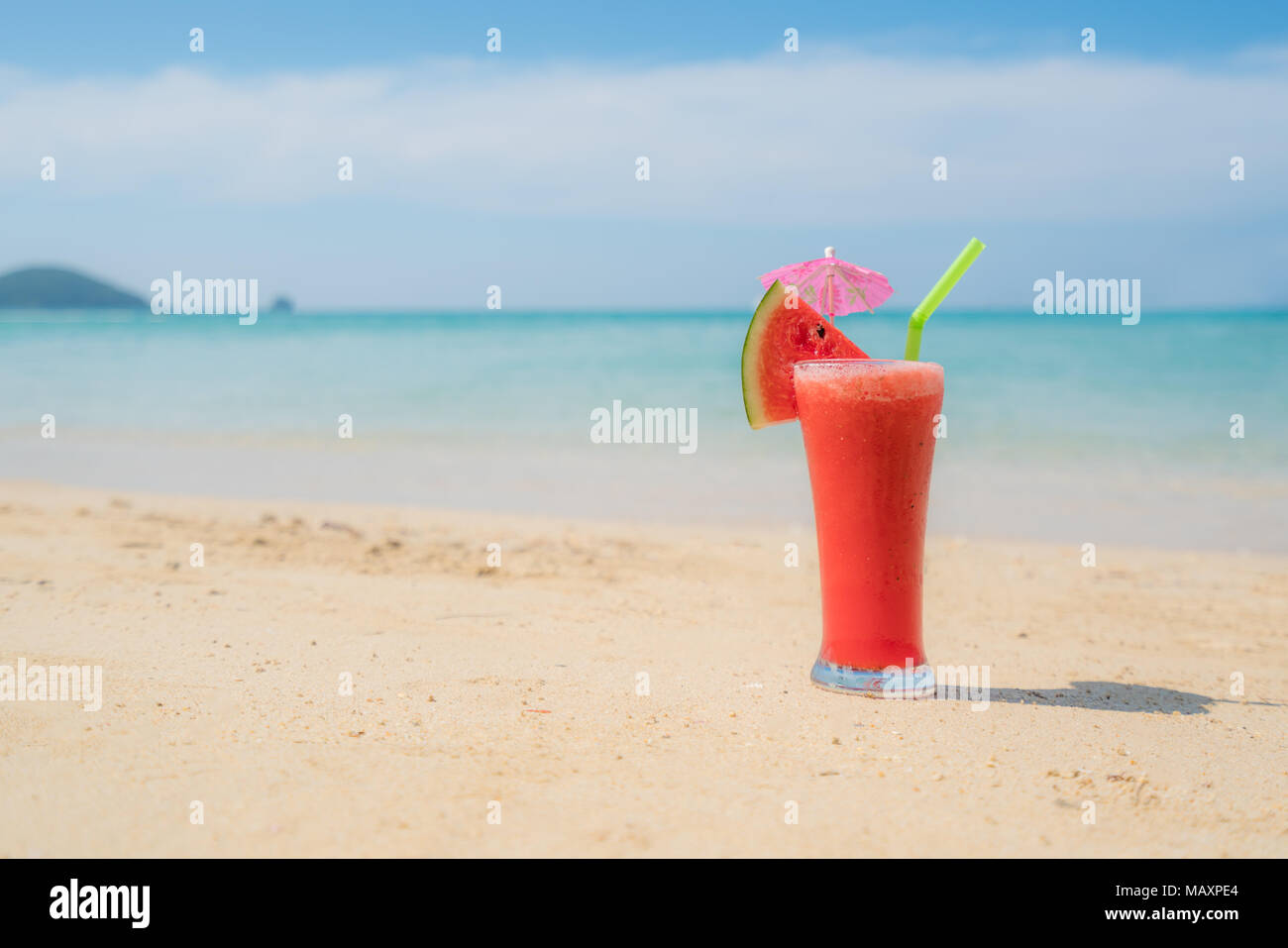 Wassermelone Cocktail auf blauen tropischen Sommer Strand in Phuket, Thailand. Sommer, Ferien, Reisen und Urlaub. Stockfoto