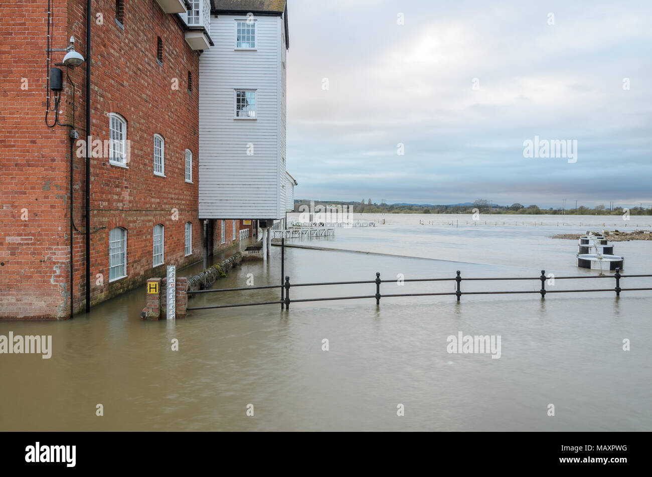 Tewkesbury. 4 Apr, 2018. UK Wetter: Die Alte Mühle in Tewkesbury mit den Fluss Avon in schwere Überschwemmungen im April 2018. Foto: Simon Crumpton/Alamy leben Nachrichten Stockfoto