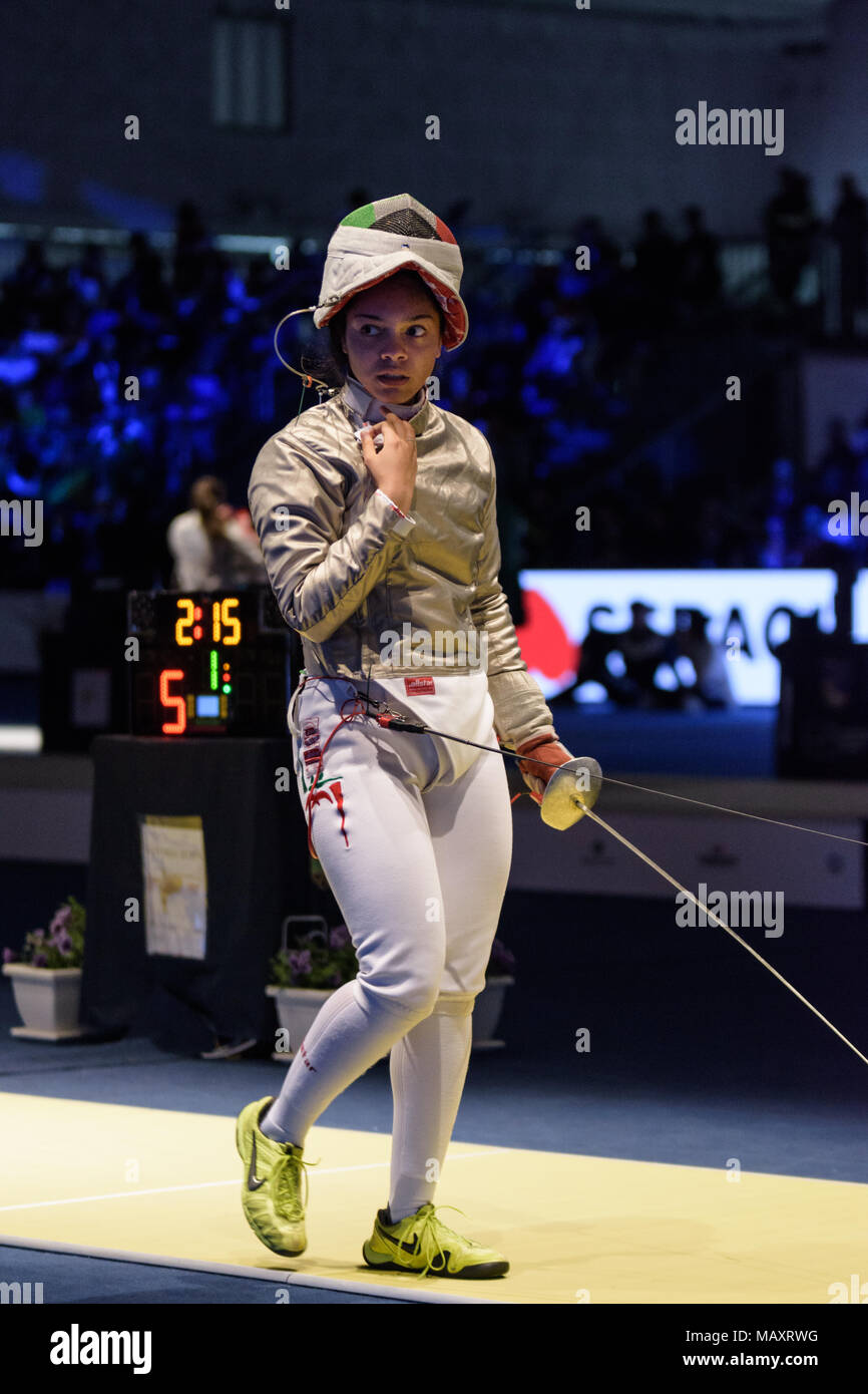 Verona, Italien. 4. April 2018. Mexikanische Fechter Natalia Botello gewinnt die Silbermedaille bei den Junioren und Kadetten Wm in Verona, Italien, 4. April 2018. La Mexicaine sabreuse Natalia Botello devient Vice - Junior Championne du Monde lors des championnats du Monde de Vérone, Italie, 4 avril 2018. Credit: Daniel Derajinski/Alamy leben Nachrichten Stockfoto