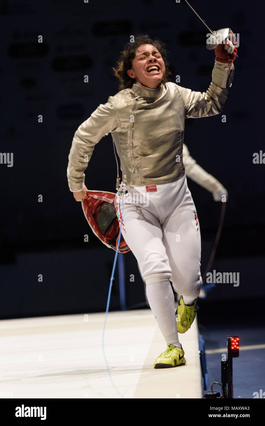 Verona, Italien. 4. April 2018. Mexian Fechter Natalia Botello schreit in Freude nach ihrem Sieg im Halbfinale der Junioren und Kadetten Wm in Verona, Italien, 4. April 2018. La Mexicaine sabreuse Natalia Botello hurle De Joie après sa Victoire de demie-Finale lors des Championnats du Monde Junior et Cadet de Vérone, Italie, 4 avril 2018. Credit: Daniel Derajinski/Alamy leben Nachrichten Stockfoto