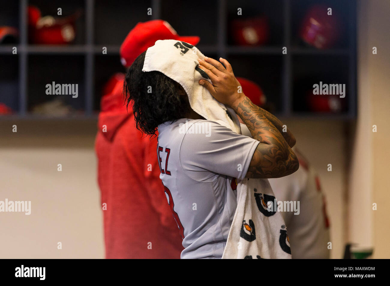 Milwaukee, WI, USA. 4 Apr, 2018. St. Louis Cardinals Krug Carlos Martinez #18 ging 8 1/3 Innings für den Sieg in der Major League Baseball Spiel zwischen den Milwaukee Brewers und die St. Louis Cardinals am Miller Park in Milwaukee, WI. John Fisher/CSM/Alamy leben Nachrichten Stockfoto