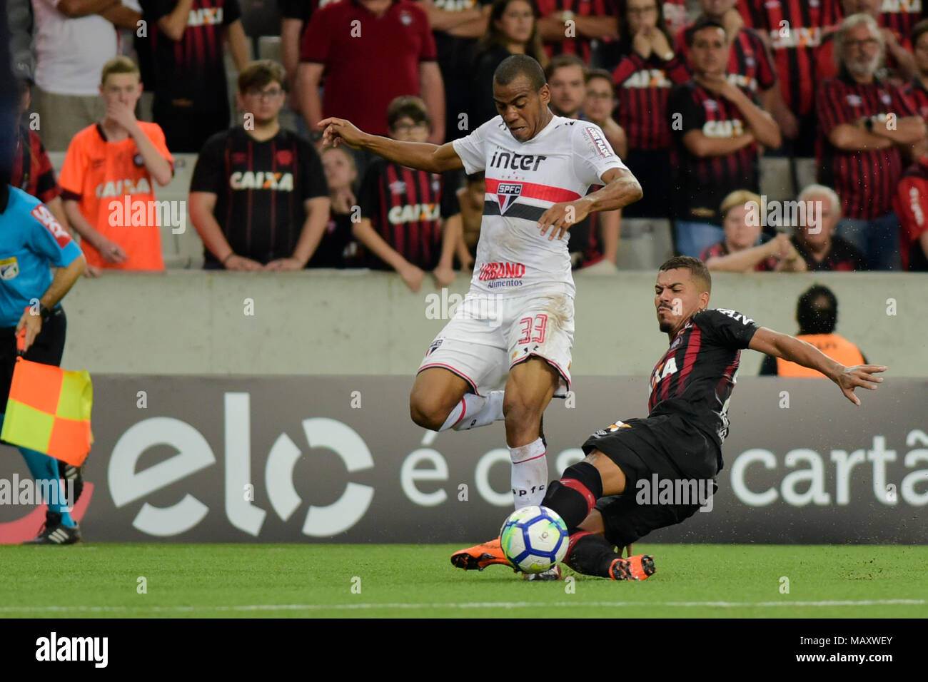 Curitiba, Brasilien. 04 Apr, 2018. Regis und Carleto während Atletico PR x São Paulo FC, gleiches für die 4. Phase des Brasilien Schale, in der Arena da baixada in Curitiba, PR statt. Credit: Reinaldo Reginato/FotoArena/Alamy leben Nachrichten Stockfoto