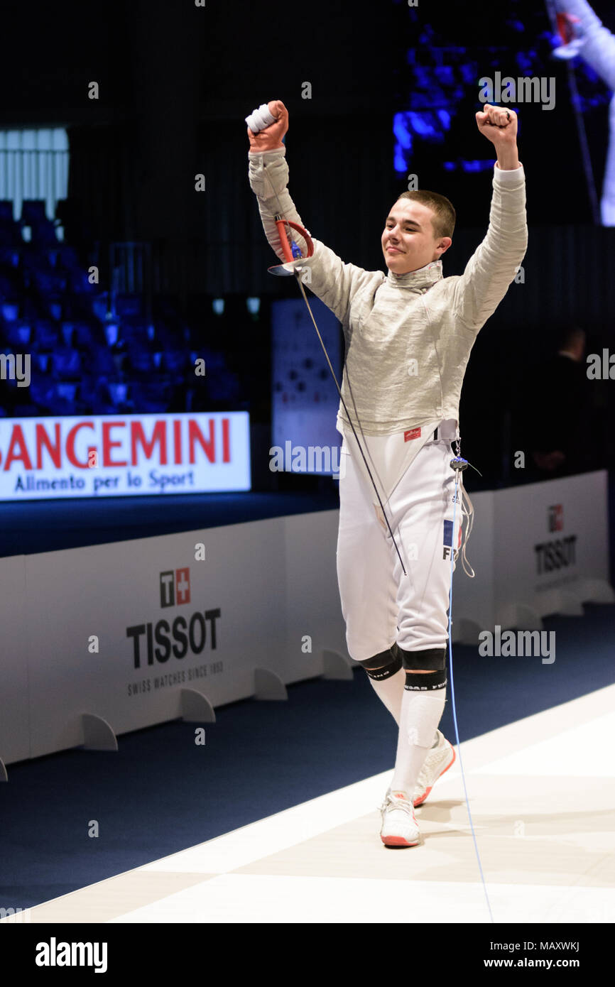 Verona, Italien. 4. April 2018. Die französische Fechterin Sébastien Patrice feiert seinen Sieg im Halbfinale der Junioren und Kadetten Wm von Verona, Italien, 4. April 2018. Le sabreur français Sébastien Patrice célèbre sa Victoire de demie-Finale lors des Championnats du Monde Junior et Cadet de Vérone, Italie, 4 avril 2018. Credit: Daniel Derajinski/Alamy leben Nachrichten Stockfoto