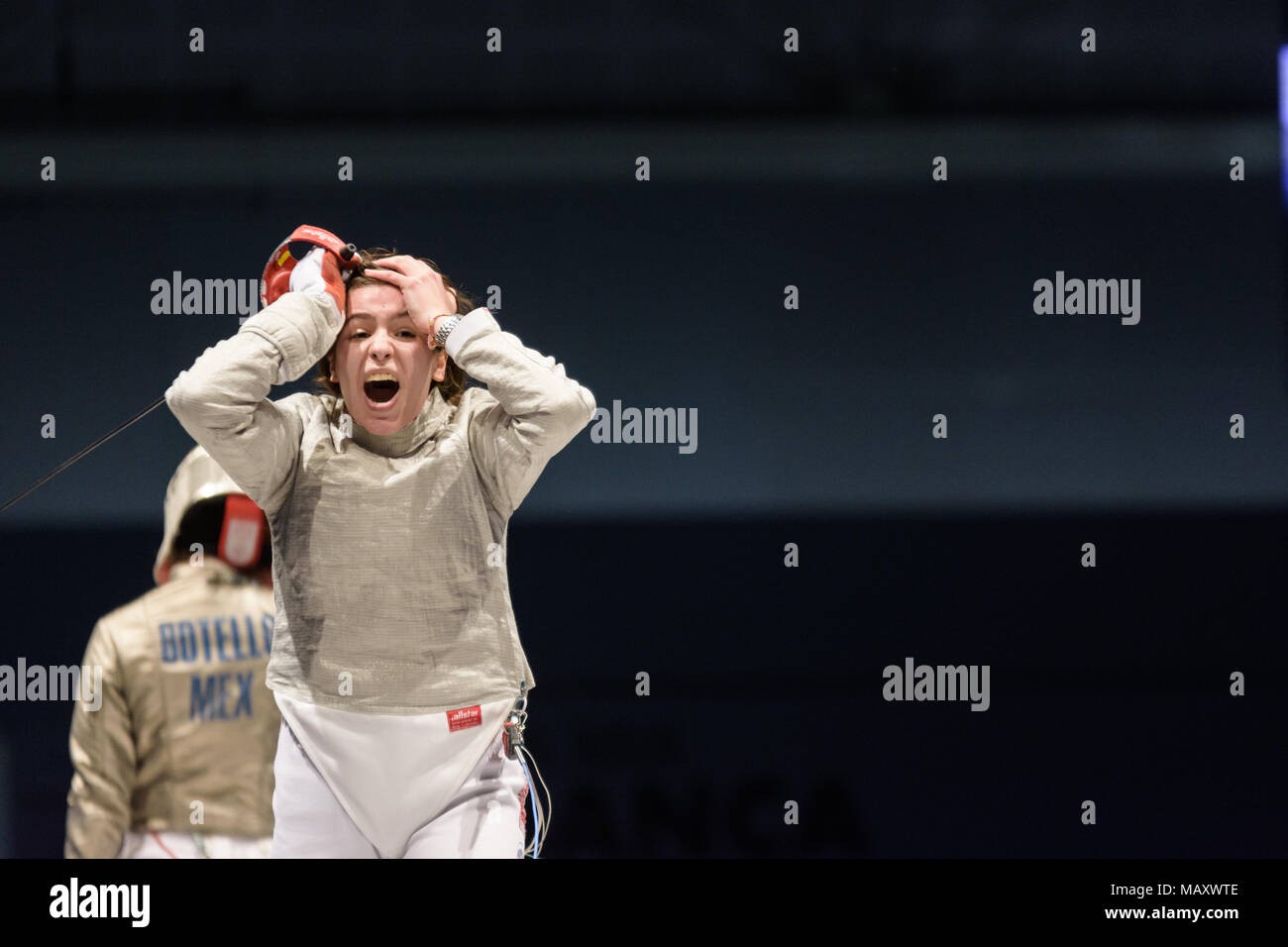 Verona, Italien. 4. April 2018. Russische fechterin Olga Nikitina reagiert nur nach ihrem Gewinn der Junioren-WM in Verona, Italien, 4. April 2018. La sabreuse Russe Olga Nikitina Vient de remporter les Championnats du Monde Junior à Vérone, Italie, 4 avril 2018. Credit: Daniel Derajinski/Alamy leben Nachrichten Stockfoto