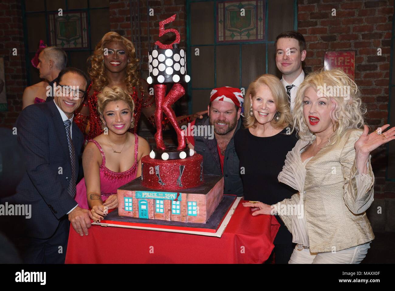 New York, NY, USA. 4 Apr, 2018. Hal Luftig, Wayne Brady, Kirstin Maldonado, Daniel Stewart Sherman, Daryl Roth, David Cook, Cyndi Lauper Foto Aufruf zur KINKY BOOTS fünften Jahrestag Curtain Call, Al Hirschfeld Theatre, New York, NY, 4. April 2018. Credit: Jason Smith/Everett Collection/Alamy leben Nachrichten Stockfoto