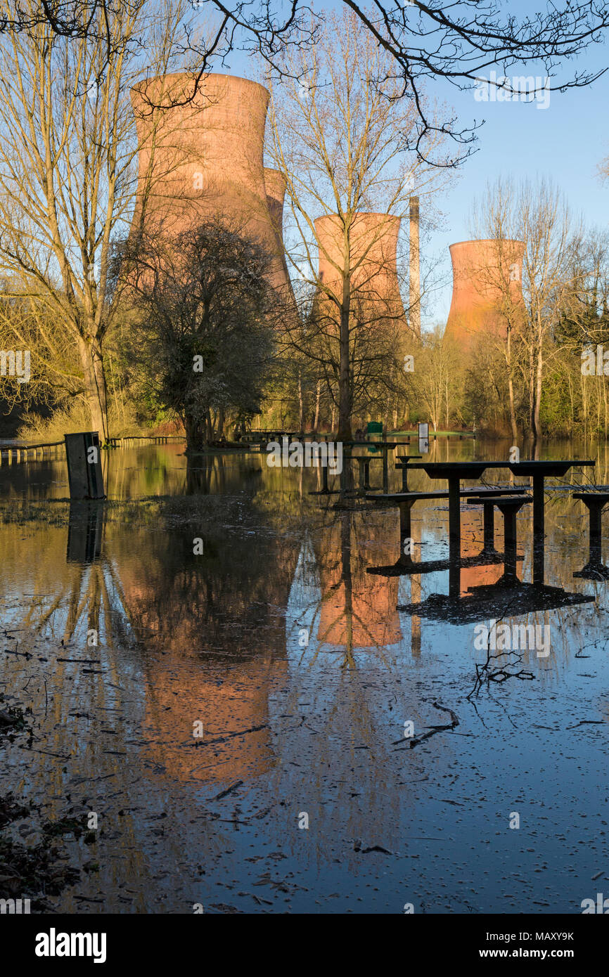 Ironbridge, UK. 5. April 2018. Der Fluss Severn in Ironbridge in Shropshire hat sich über Nacht zu steigen, womit die ersten Überschwemmungen des Jahres. Bild: Rob Carter/Alamy leben Nachrichten Stockfoto