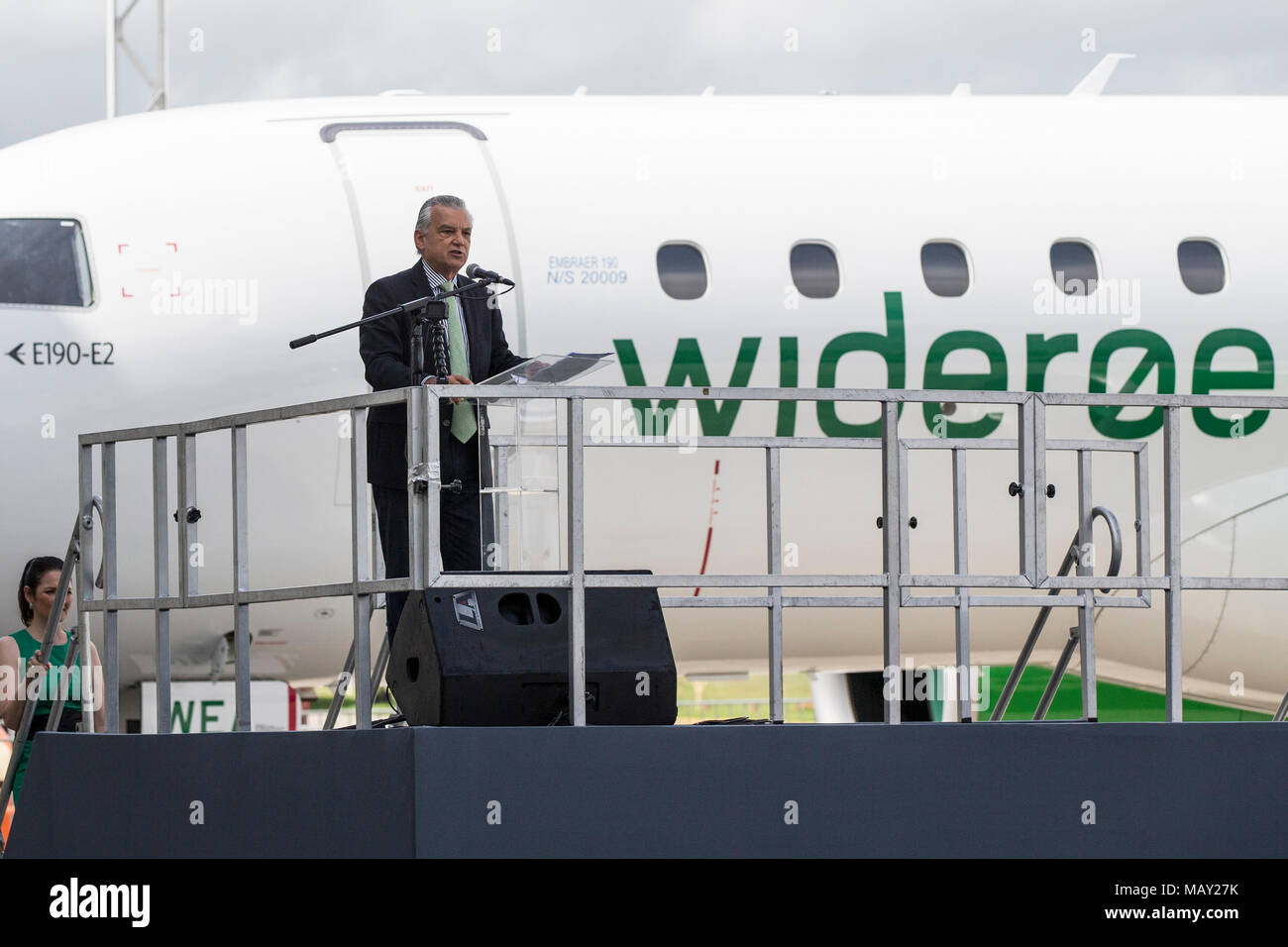 Sao Jose Dos Campos, Brasilien. 4 Apr, 2018. Der chief Executive officer Der brasilianische Flugzeughersteller Embraer, Paulo Cesar de Souza e Silva, Adressen der Lieferung Zeremonie des ersten Embraer E190-E2 Jet zu Norwegens Wideroe am Hauptsitz in Sao Jose dos Campos, Brasilien, am 4. April 2018. Credit: Li Ming/Xinhua/Alamy leben Nachrichten Stockfoto