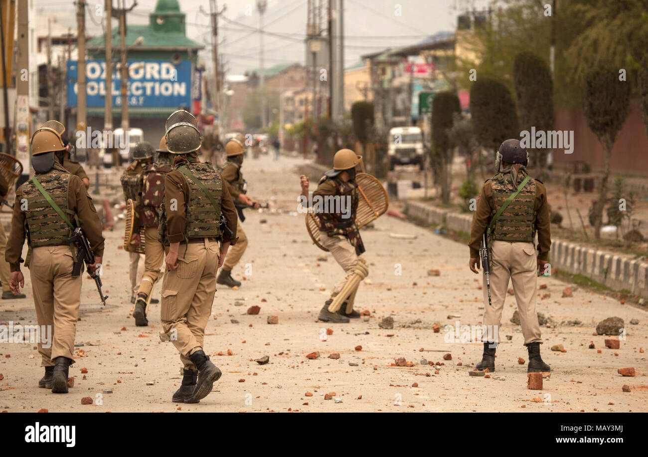 (180405) - SRINAGAR, April 5, 2018 (Xinhua) - Indische Polizei werfen Steine auf Studenten (unsichtbar) von Amar Singh College in Srinagar, Stadt, die Hauptstadt des indischen Sommers-kontrollierten Kaschmir, 5. April 2018. Studenten protestieren gegen zivile und militante Morde mit den Streitkräften der Regierung am Donnerstag. (Xinhua / Javed Dar) (djj) Stockfoto