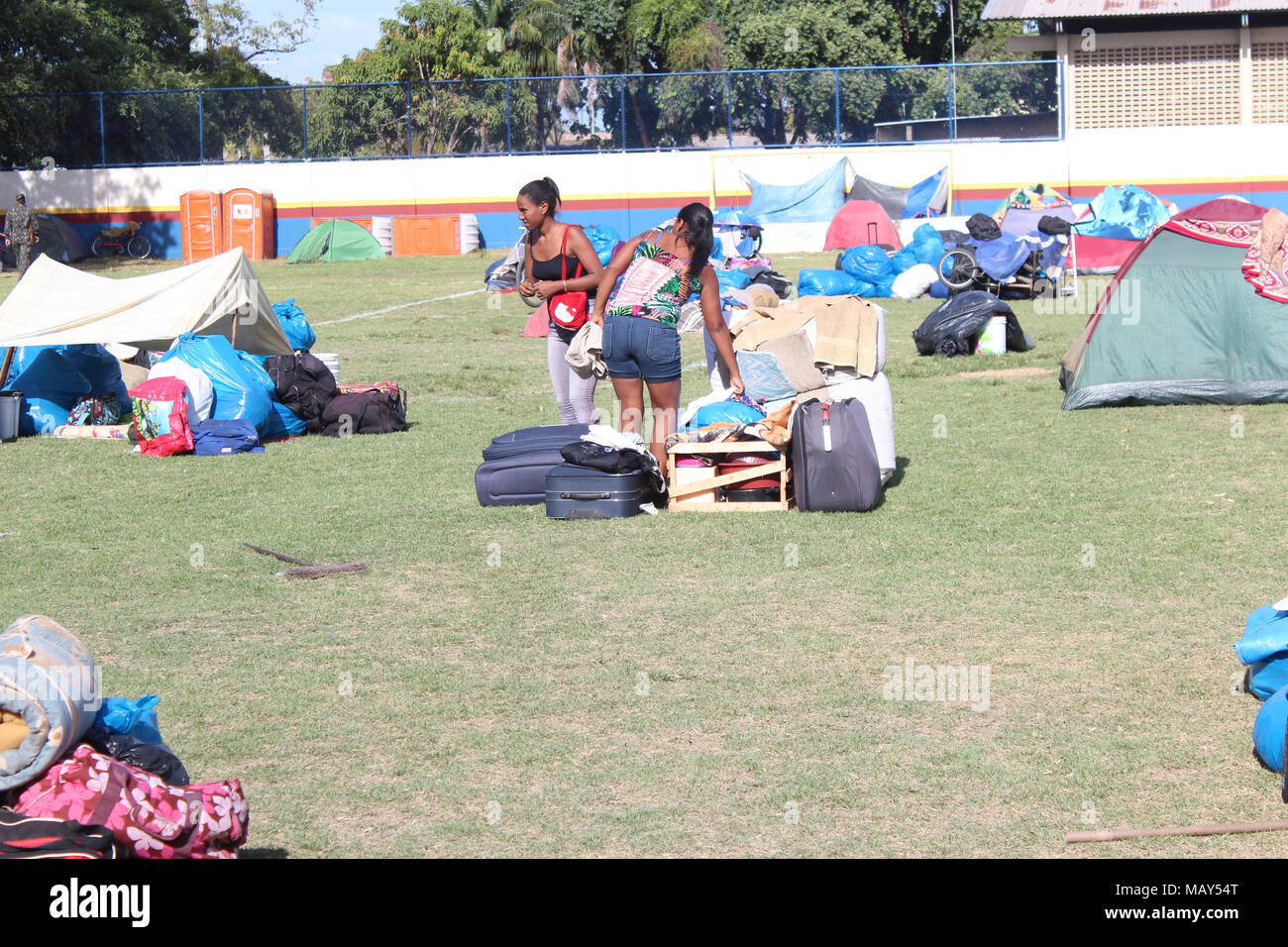 Boa Vista, Brasilien. 04 Apr, 2018. Venezolaner verbringen Sie den Tag am Ribeirão Stadion neben dem Tancredão Tierheim in Boa Vista, Roraima. Es ist von der Landesregierung verwaltet, der Armee und der NGO Acnur. Die Einwanderer sind vorläufig in das Stadion für die Reinigung und die Verbesserung des Tancredão Tierheim. Quelle: Fabio Gonçalves/FotoArena/Alamy leben Nachrichten Stockfoto