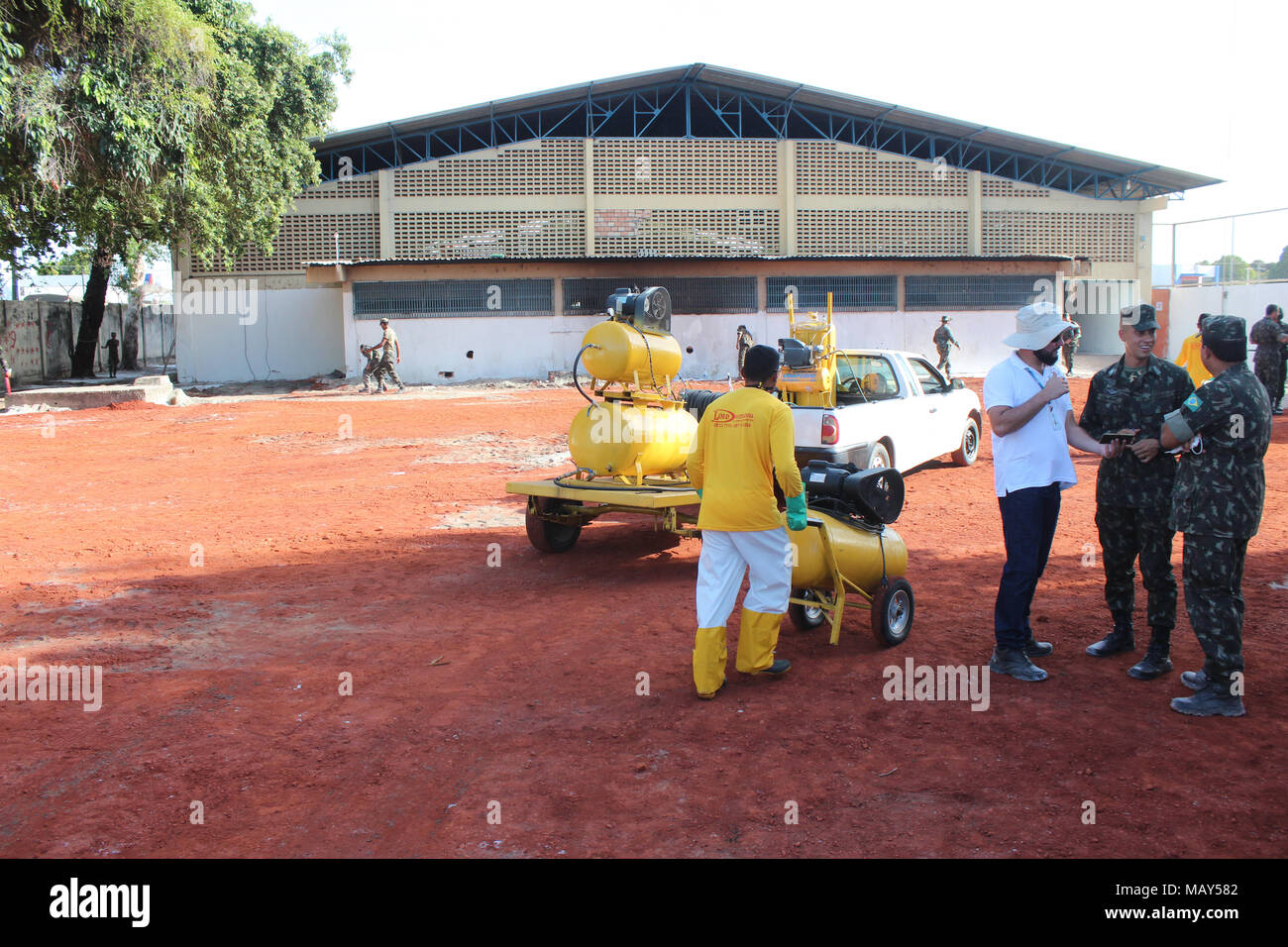 Boa Vista, Brasilien. 04 Apr, 2018. Venezolaner verbringen Sie den Tag am Ribeirão Stadion neben dem Tancredão Tierheim in Boa Vista, Roraima. Es ist von der Landesregierung verwaltet, der Armee und der NGO Acnur. Die Einwanderer sind vorläufig in das Stadion für die Reinigung und die Verbesserung des Tancredão Tierheim. Quelle: Fabio Gonçalves/FotoArena/Alamy leben Nachrichten Stockfoto