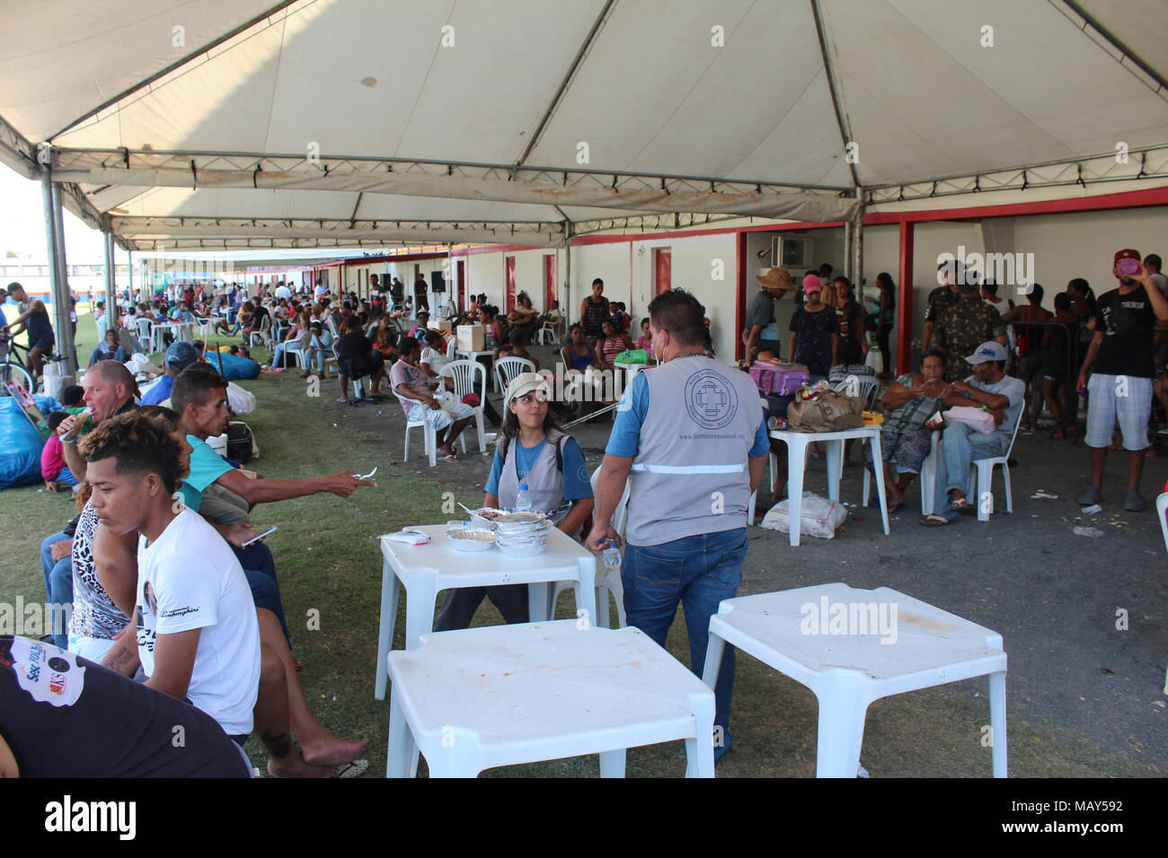 Boa Vista, Brasilien. 04 Apr, 2018. Venezolaner verbringen Sie den Tag am Ribeirão Stadion neben dem Tancredão Tierheim in Boa Vista, Roraima. Es ist von der Landesregierung verwaltet, der Armee und der NGO Acnur. Die Einwanderer sind vorläufig in das Stadion für die Reinigung und die Verbesserung des Tancredão Tierheim. Quelle: Fabio Gonçalves/FotoArena/Alamy leben Nachrichten Stockfoto