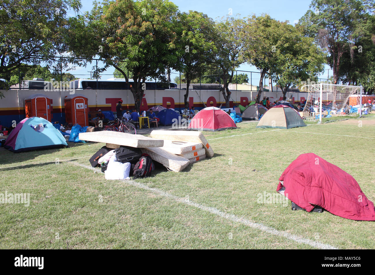 Boa Vista, Brasilien. 04 Apr, 2018. Venezolaner verbringen Sie den Tag am Ribeirão Stadion neben dem Tancredão Tierheim in Boa Vista, Roraima. Es ist von der Landesregierung verwaltet, der Armee und der NGO Acnur. Die Einwanderer sind vorläufig in das Stadion für die Reinigung und die Verbesserung des Tancredão Tierheim. Quelle: Fabio Gonçalves/FotoArena/Alamy leben Nachrichten Stockfoto