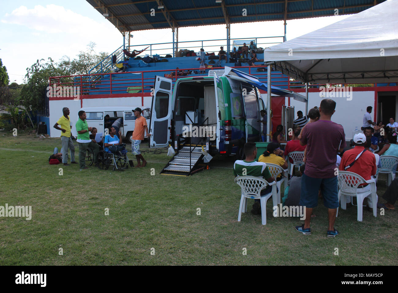 Boa Vista, Brasilien. 04 Apr, 2018. Venezolaner verbringen Sie den Tag am Ribeirão Stadion neben dem Tancredão Tierheim in Boa Vista, Roraima. Es ist von der Landesregierung verwaltet, der Armee und der NGO Acnur. Die Einwanderer sind vorläufig in das Stadion für die Reinigung und die Verbesserung des Tancredão Tierheim. Quelle: Fabio Gonçalves/FotoArena/Alamy leben Nachrichten Stockfoto