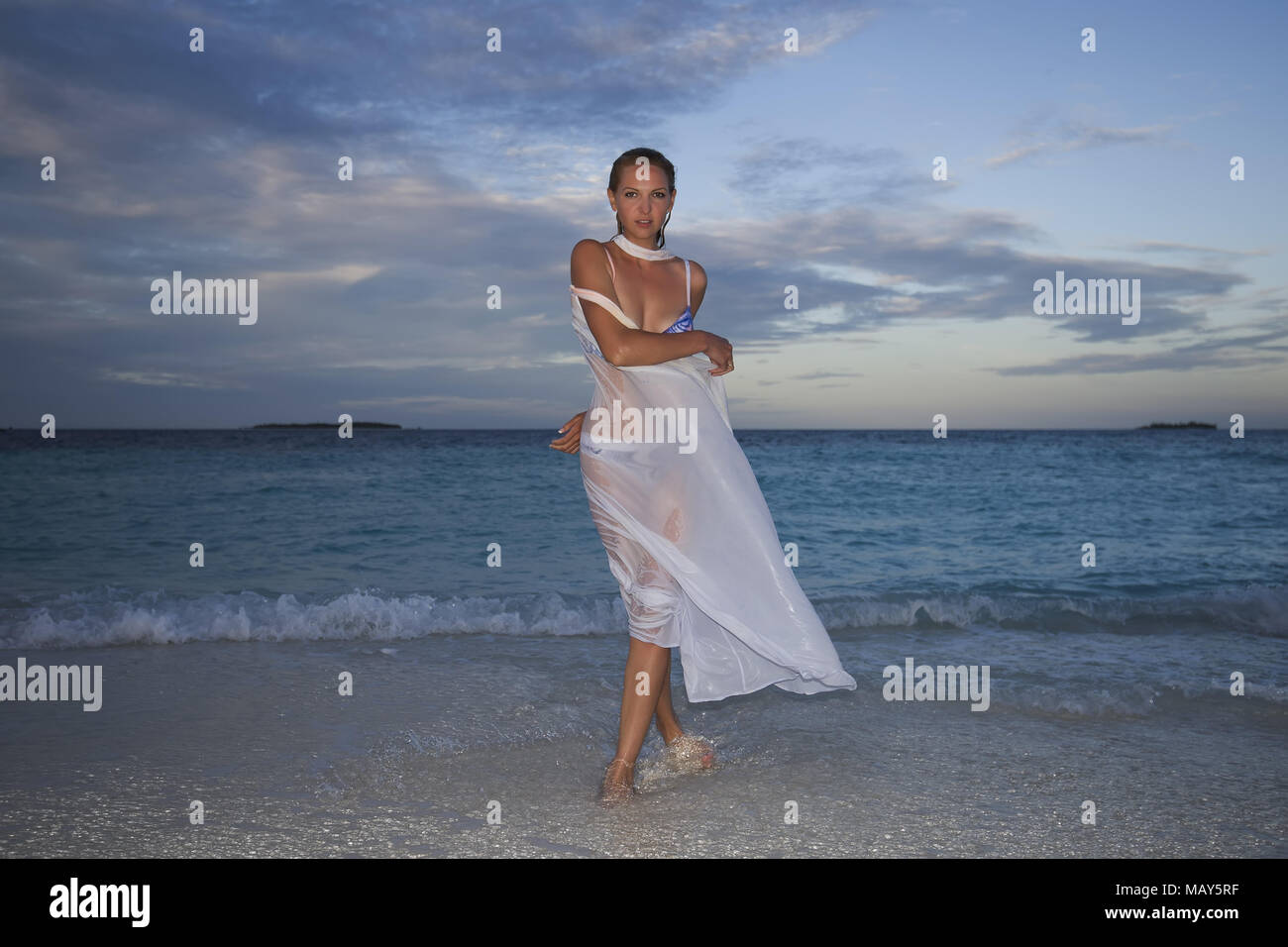 August 30, 2017 - Insel (Atoll) Fuvahmulah, Indien, Malediven - junge Frau im Bikini Spaziergänge auf Wasser bei Sonnenuntergang Credit: Andrey Nekrasov/ZUMA Draht/ZUMAPRESS.com/Alamy leben Nachrichten Stockfoto