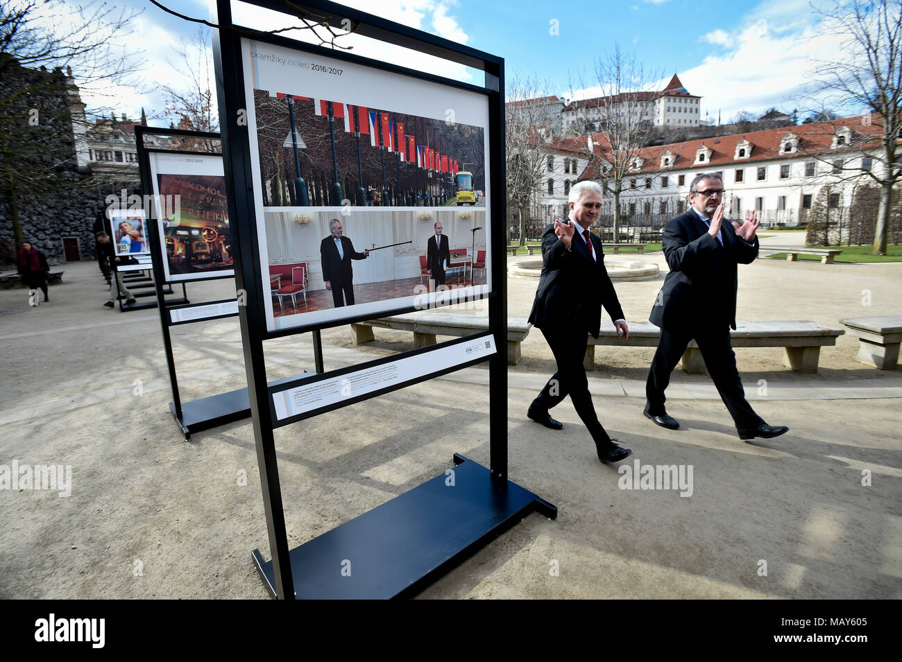 Prag, Tschechische Republik. 05 Apr, 2018. Die open-air-Fotoausstellung, Momente des Jahrhunderts, der Vorstellung des vergangenen Jahrhunderts Ereignisse als von Fotografen aus der Tschechoslowakei und später der Tschechischen Presseagentur (CTK), die am gleichen Tag wie die tschechoslowakischen Staat, am 28. Oktober 1918 erfasst wurde. Vorsitzender des Senats Milan Stech (Mitte) und CEO von CTK Jiri Majstr (rechts) eröffnet eine Ausstellung im Garten des Senats Wallensteinpalast, in Prag, Tschechische Republik, am 5. April 2018. Quelle: Vit Simanek/CTK Photo/Alamy leben Nachrichten Stockfoto