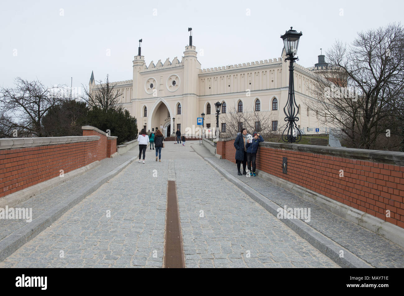 Ein Mann in der Nähe der Palast der Kultur und Wissenschaft in Warschau. Polen ist ein Land in Mittel- und Osteuropa angrenzenden Deutschland im Westen und der Ukraine im Osten. Stockfoto