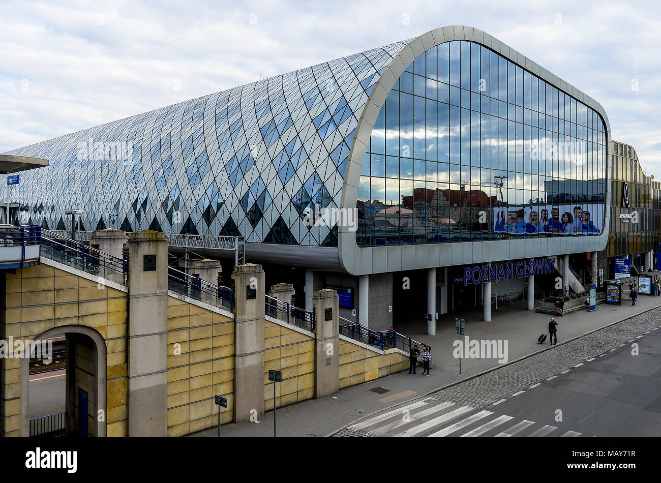 Eine allgemeine Ansicht der Hauptbahnhof in Posen. Polen ist ein Land in  Mittel- und Osteuropa angrenzenden Deutschland im Westen und der Ukraine im  Osten Stockfotografie - Alamy