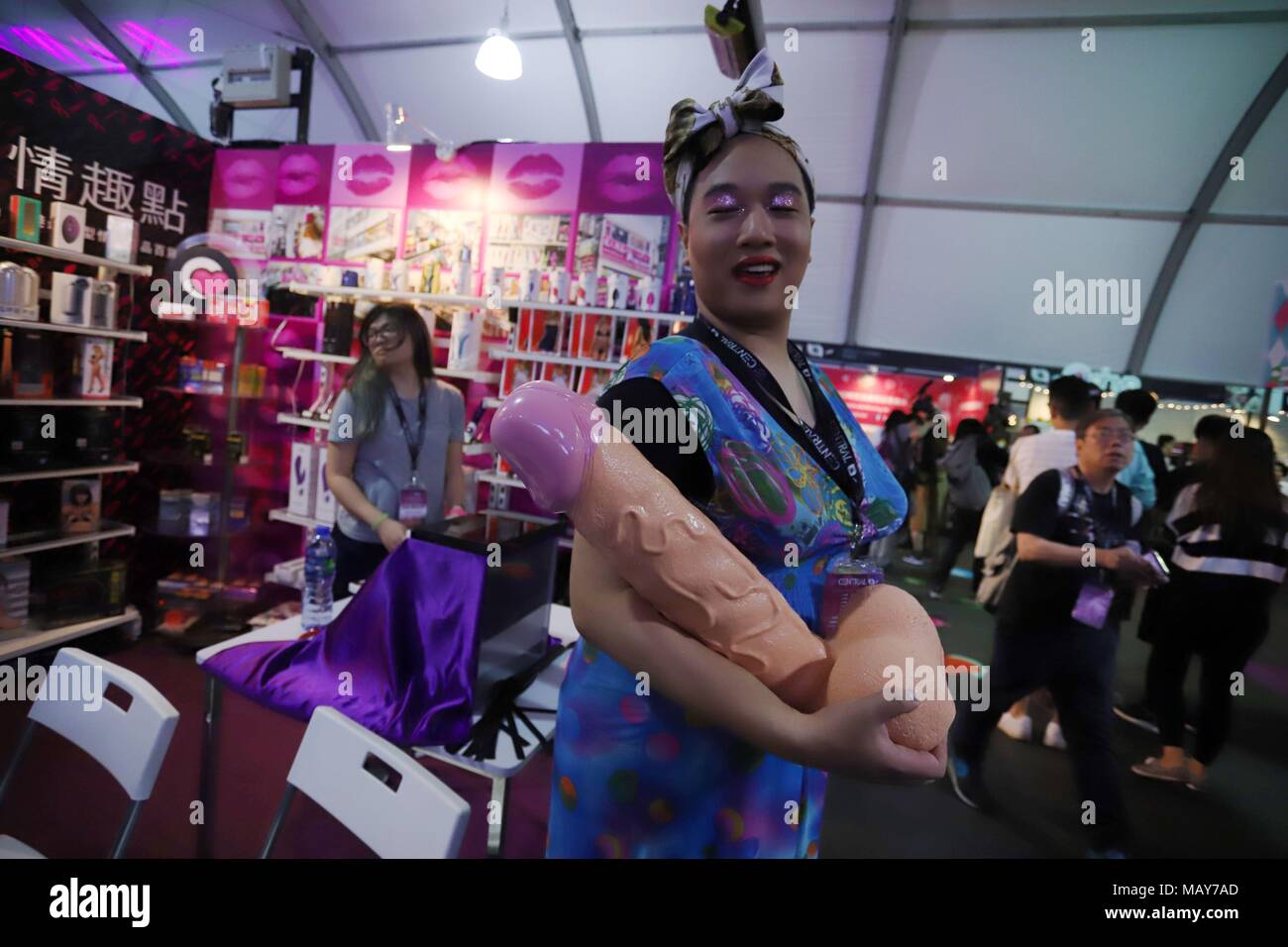 Hongkong, China. 5 Apr, 2018. Eine Verkäuferin gekleidet als Ladyboy  Anzeige riesigen Dildo an den Verkäufer an Hong Kongs ersten Erwachsenen  themed Karneval, 18 CENRAL.Apr-5, 2018 Hong Kong. ZUMA/Liau Chung Ren  Credit: