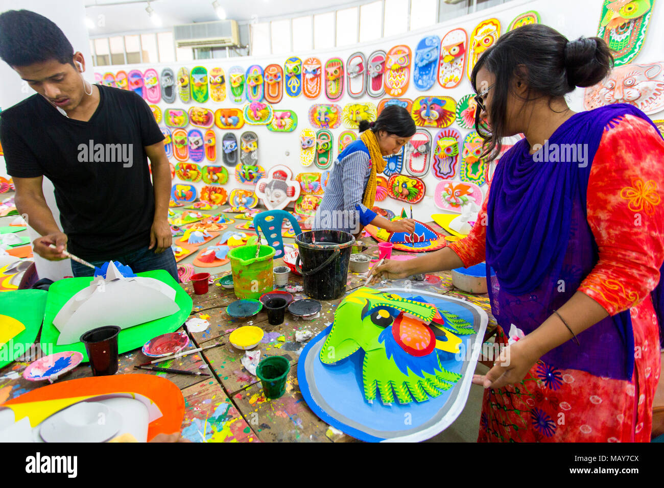 Dhaka, Bangladesch. 5 Apr, 2018. Der Universität von Dhaka Bildende Kunst (FFA) Student malt ein Wandbild zu bevorstehenden Bengali Neues Jahr 1425 in Dhaka feiern. Vorbereitungen für die Festlichkeiten Pahela Boishakh. Die Leute machen das Handwerk für die Feierlichkeiten. Pahela Boishakh (der erste Tag der Bangla Monat) können zurück zu den Ursprüngen während der Mughal Periode, als Kaiser Akbar der Bangla Kalender bei der Eintreibung der Steuern, während im Laufe der Zeit Teil der bengalischen Kultur und Tradition geworden rationalisieren eingeführt werden. Credit: Jahangir Alam Onuchcha/Alamy leben Nachrichten Stockfoto