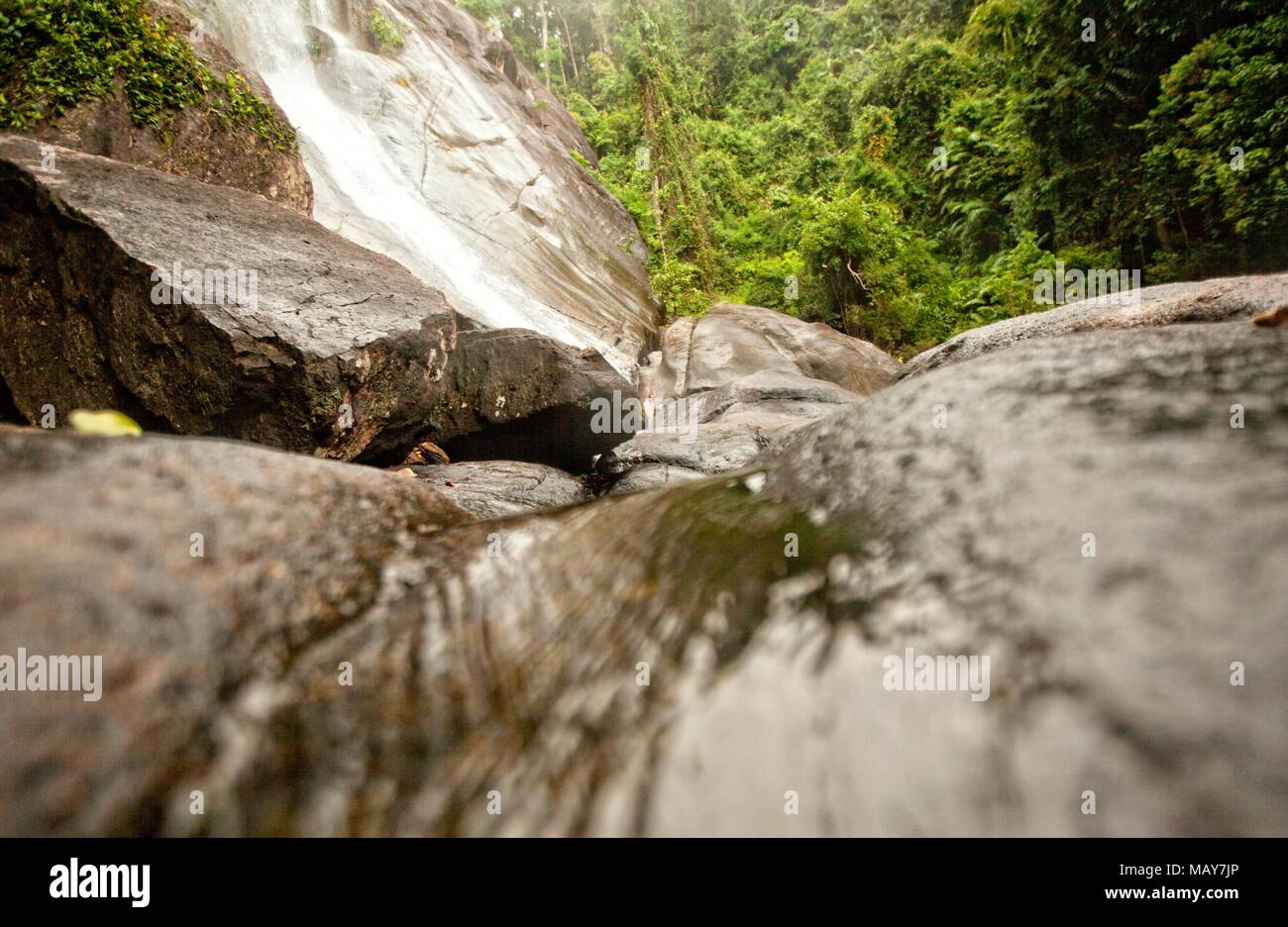 Lokal bekannt als Telaga Tujuh Seven Wells, Wasserfall, so genannt, weil sieben natürlichen Pools auf verschiedenen Ebenen durch Wasser gebildet haben tha Stockfoto