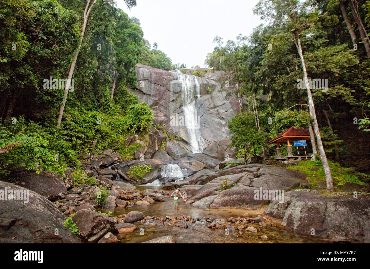 Lokal bekannt als Telaga Tujuh Seven Wells, Wasserfall, so genannt, weil sieben natürlichen Pools auf verschiedenen Ebenen durch Wasser gebildet haben tha Stockfoto