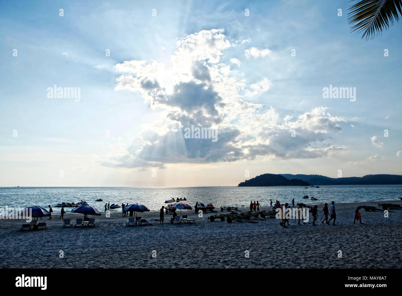 Langkawi, offiziell als Langkawi das Juwel von Kedah (Malaiisch: Langkawi Permata Kedah) ist ein Archipel von 104 Inseln in der Andamanensee, etwa 30 bekannten Stockfoto