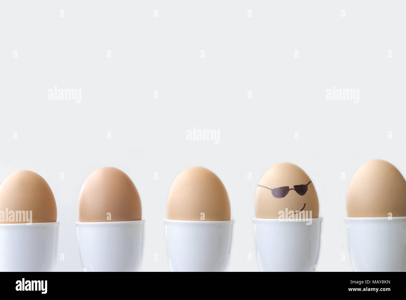 Secret Agent Ei versteckt in der Verkleidung unter eine andere Eier Stockfoto