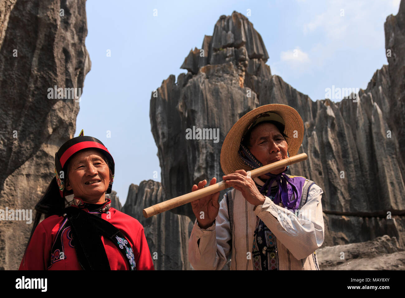 Kunming, China - 21. März 2018: Alte Yi paar Spielen der Querflöte für die Touristen am Steinwald in Kunming, Provinz Yunnan, China wissen auch als Stockfoto