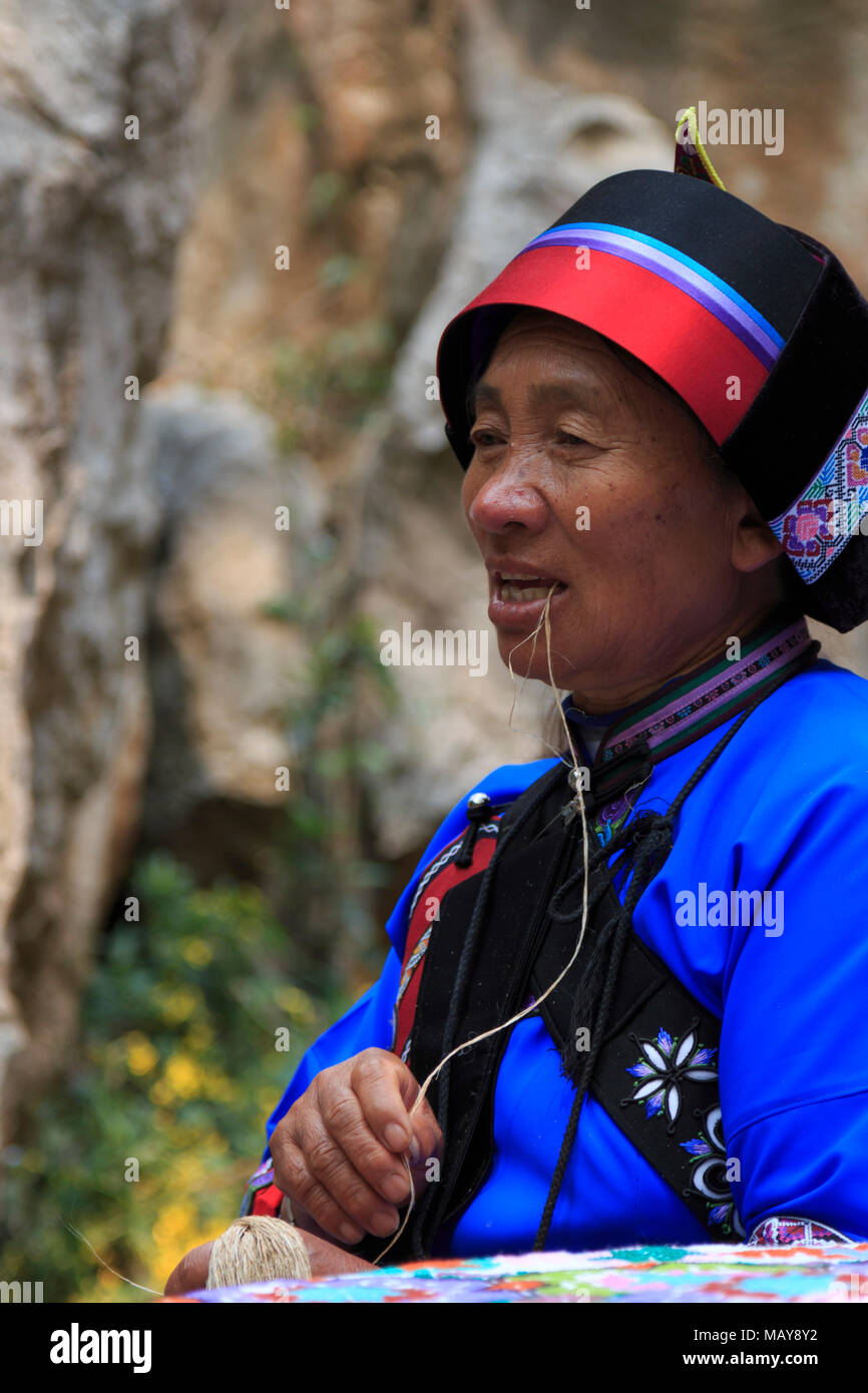 Kunming, China - 21. März 2018: Alte Yi Frau singen für die Touristen am Steinwald in Kunming, Provinz Yunnan, China wissen auch als Shilin Stockfoto