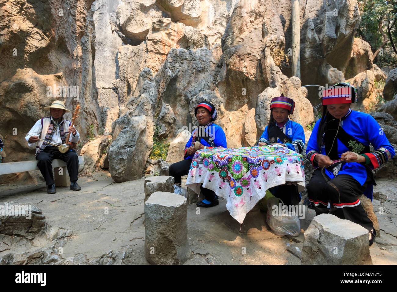 Kunming, China - 21. März 2018: Alte Yi Frauen für den Touristen am Steinwald in Kunming, Provinz Yunnan, China wissen auch als Shilin Stockfoto