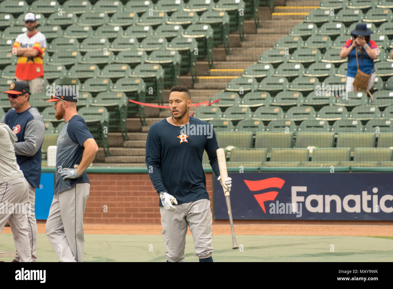 Houston Astros kurzer Stopp Carlos Correa während der schlagenden Praxis vor dem Spiel vier der Saisonauftakt gegen die Texas Rangers. Astros gewann die Serie Stockfoto